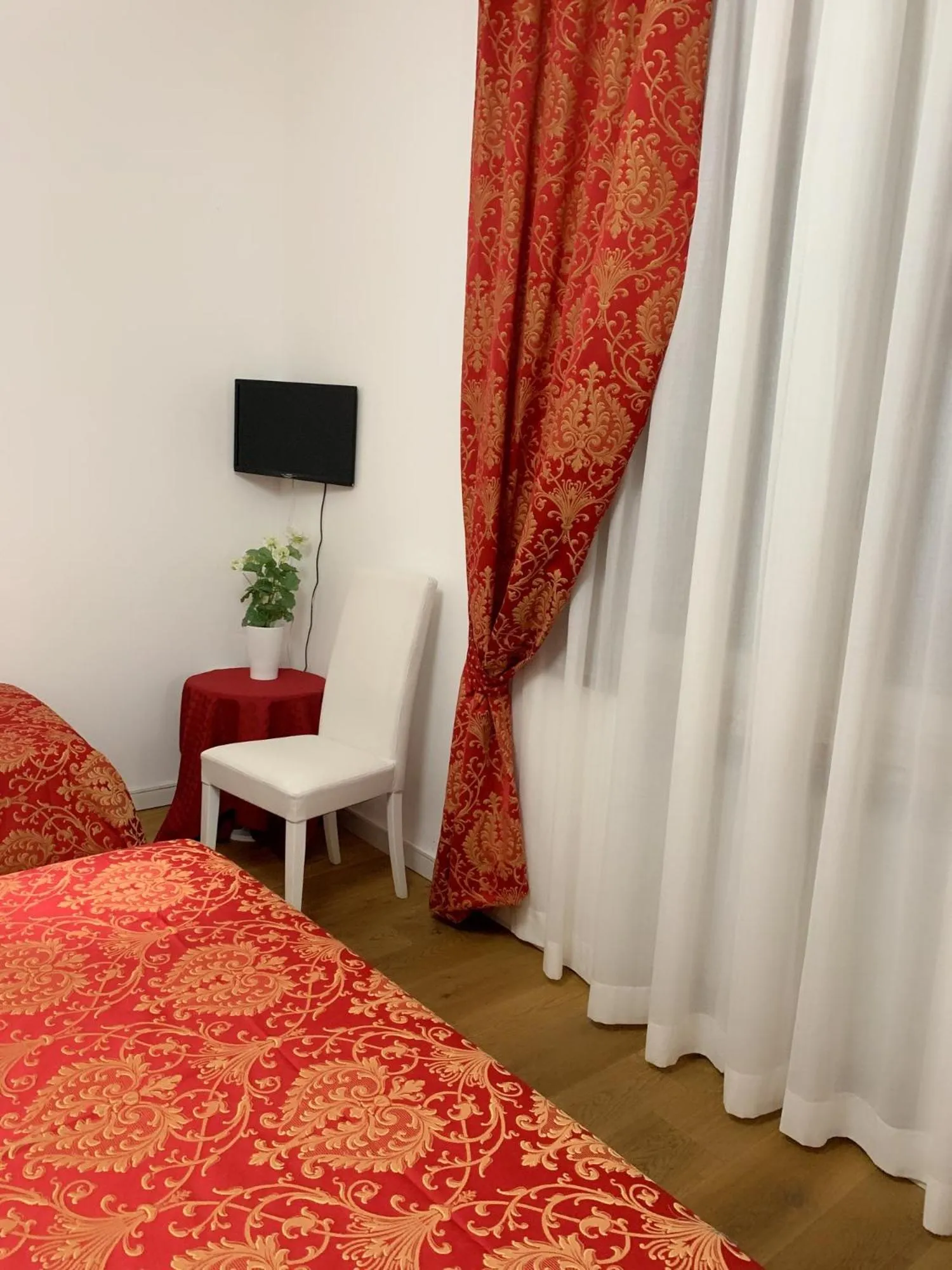 TV and multimedia, Bed in Ca' Rebeka Venice - Atika & Atif