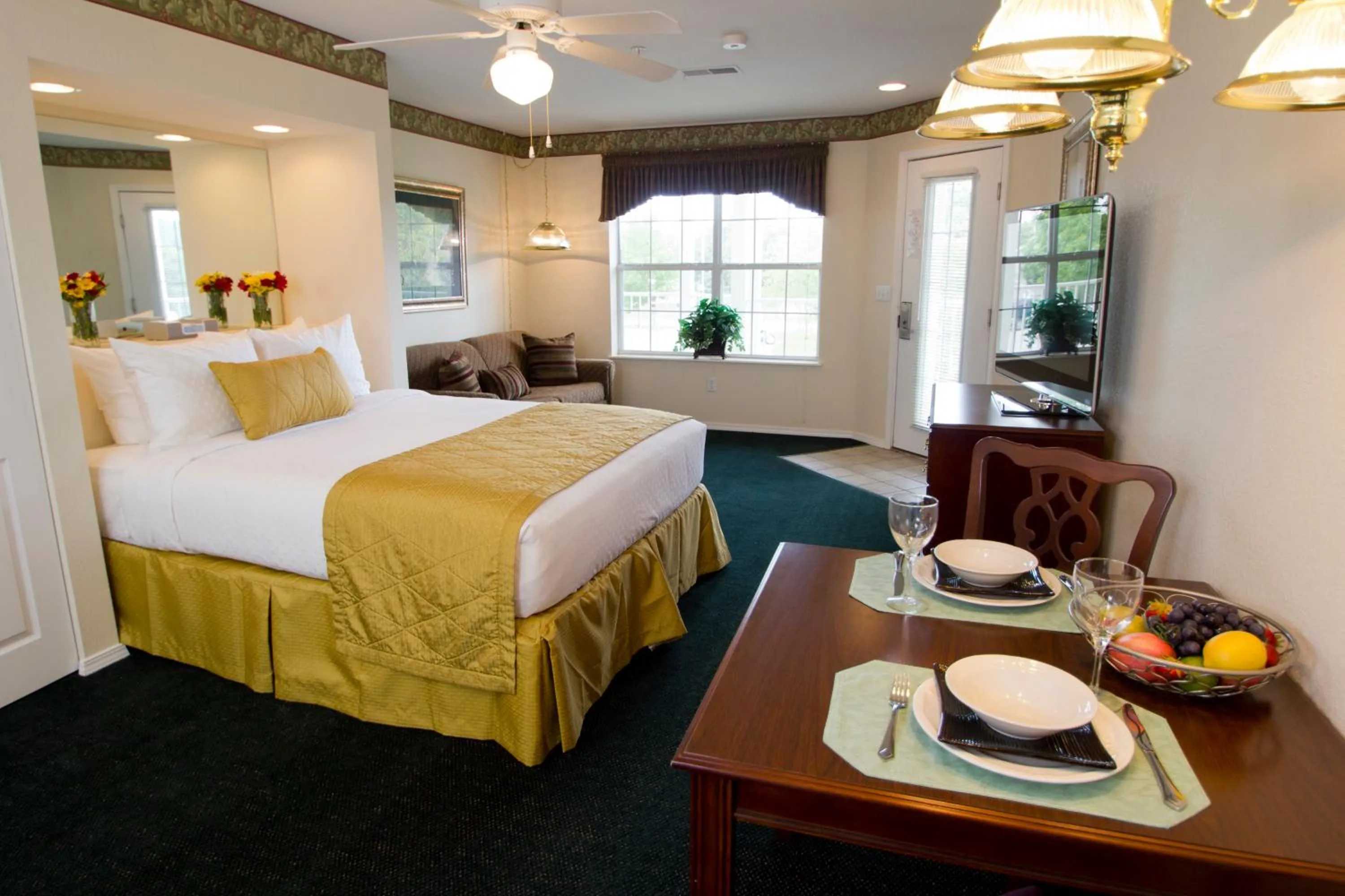 Seating area, Bed in The Suites at Fall Creek