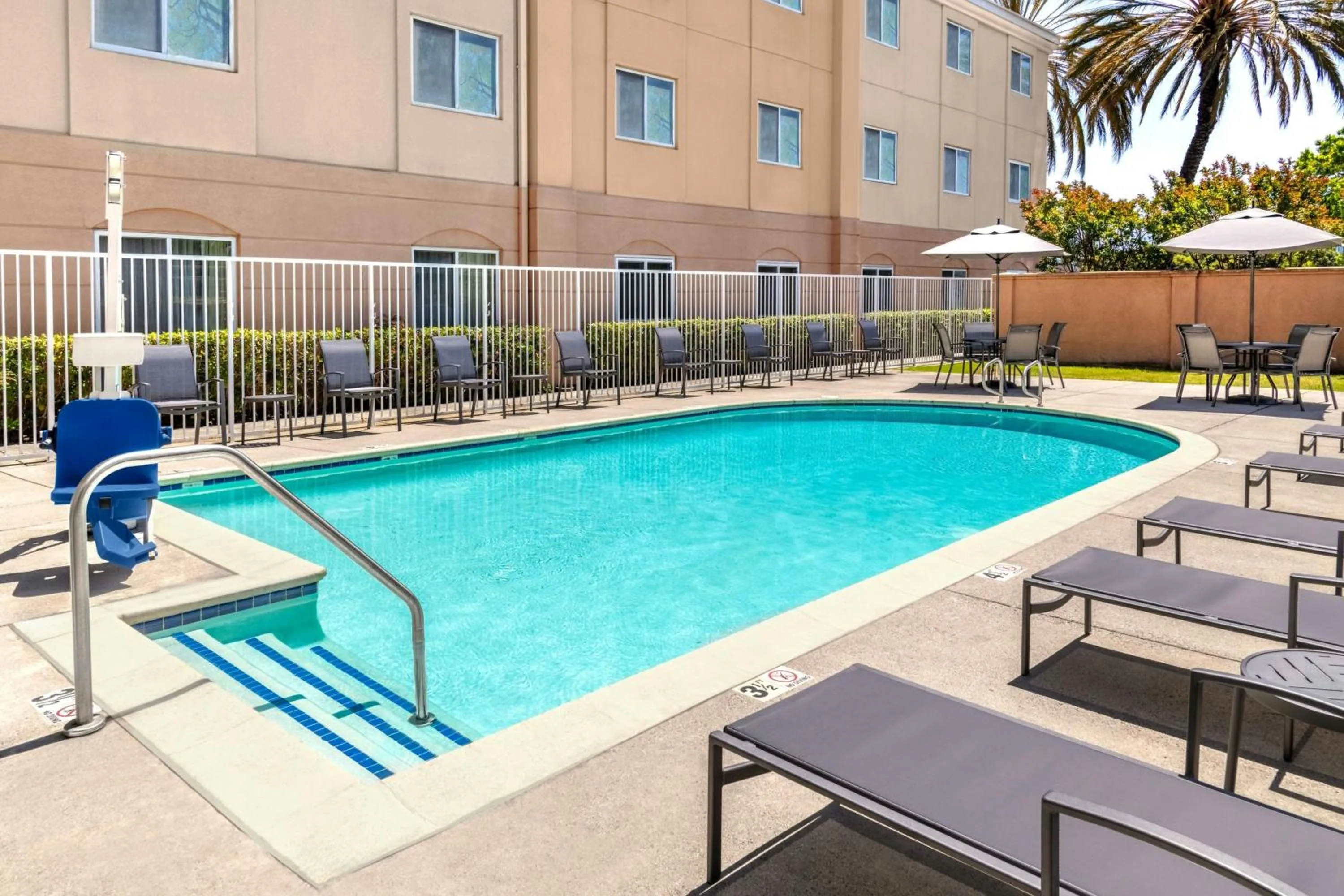 Swimming pool in Fairfield Inn & Suites by Marriott San Francisco San Carlos