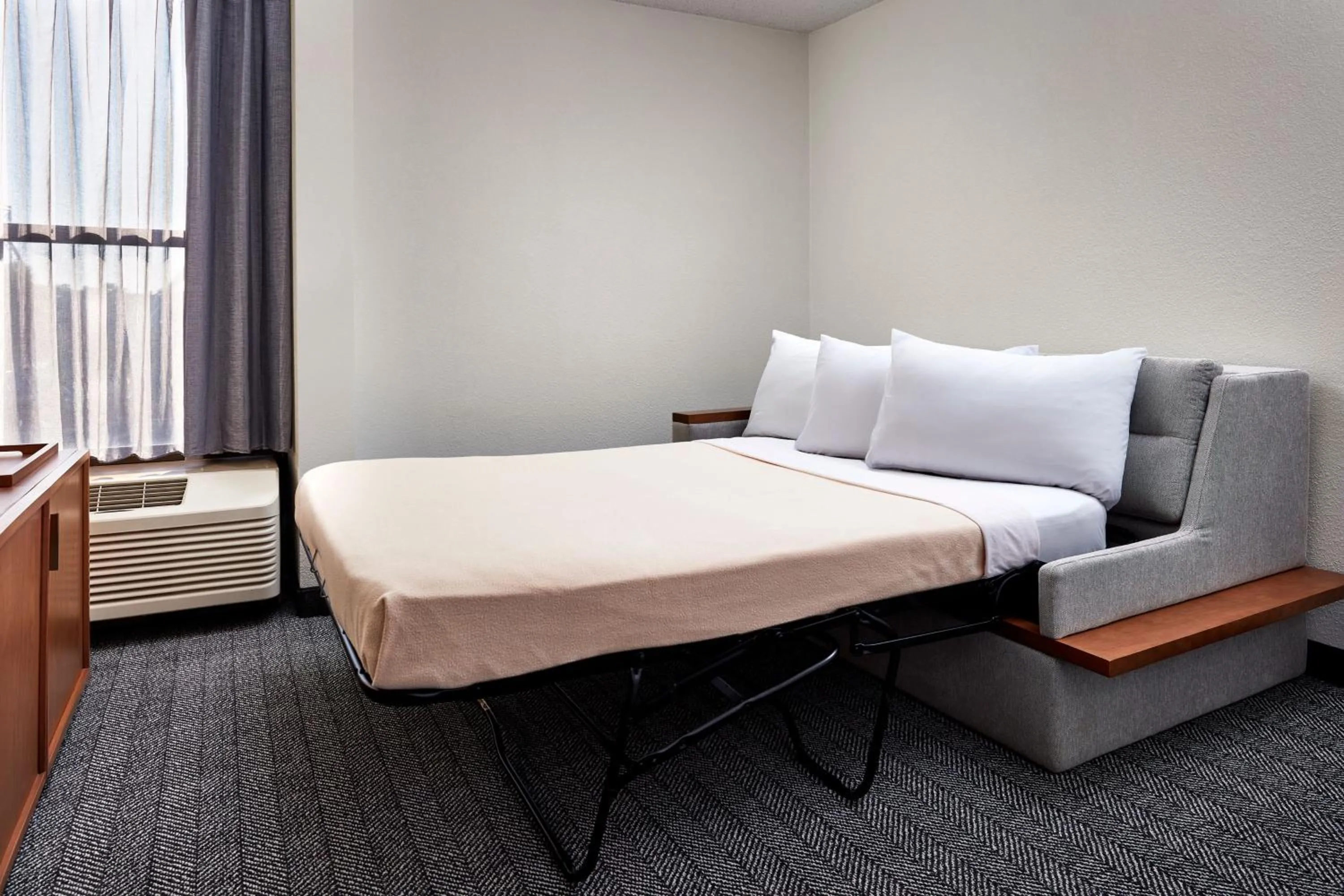 Photo of the whole room, Bed in Courtyard Vallejo Napa Valley