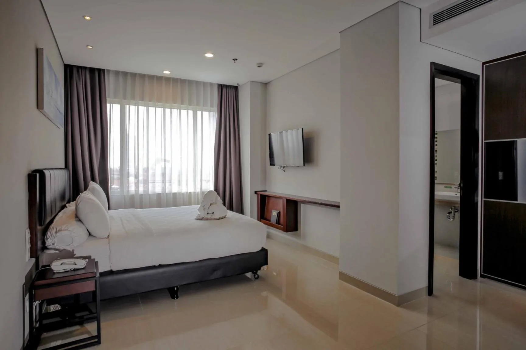 TV and multimedia, Bed in PrimeBiz Hotel Surabaya