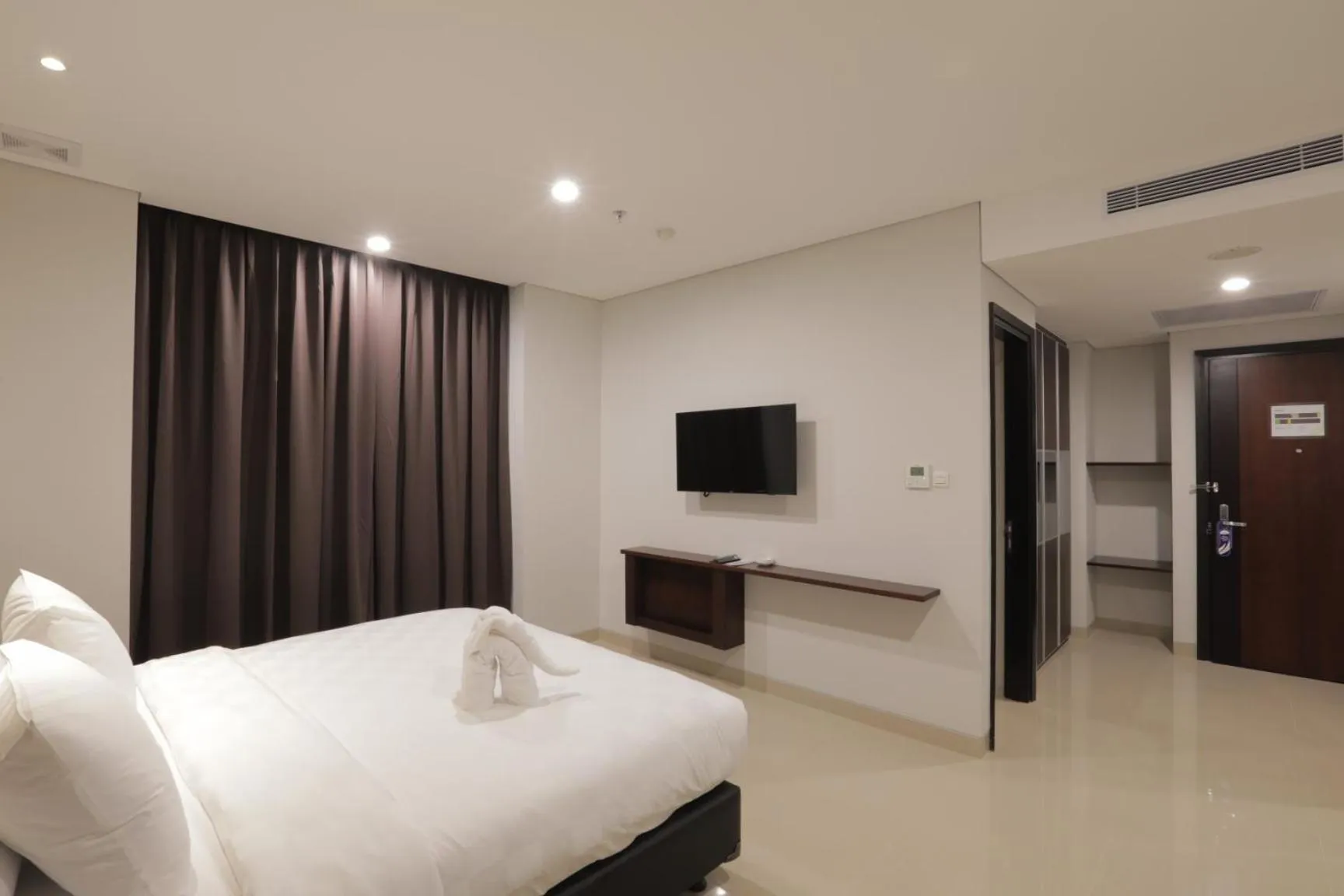 TV and multimedia, Bed in PrimeBiz Hotel Surabaya