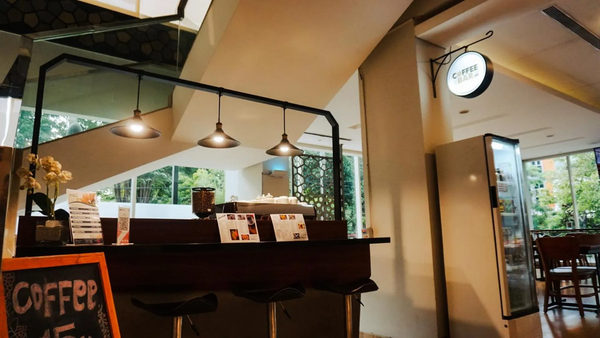 Lounge or bar in PrimeBiz Hotel Surabaya