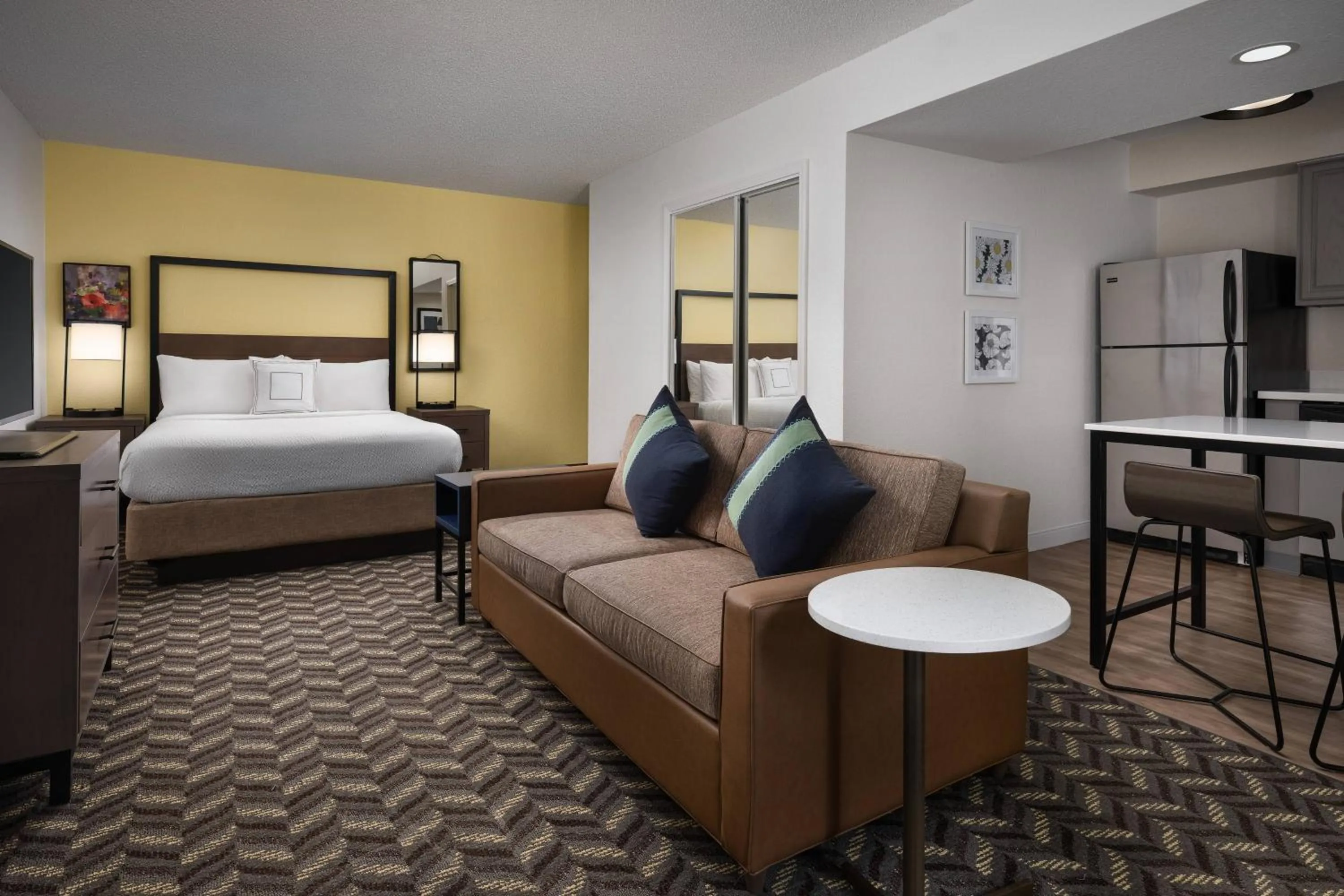 Photo of the whole room, Bed in Residence Inn Sunnyvale Silicon Valley II