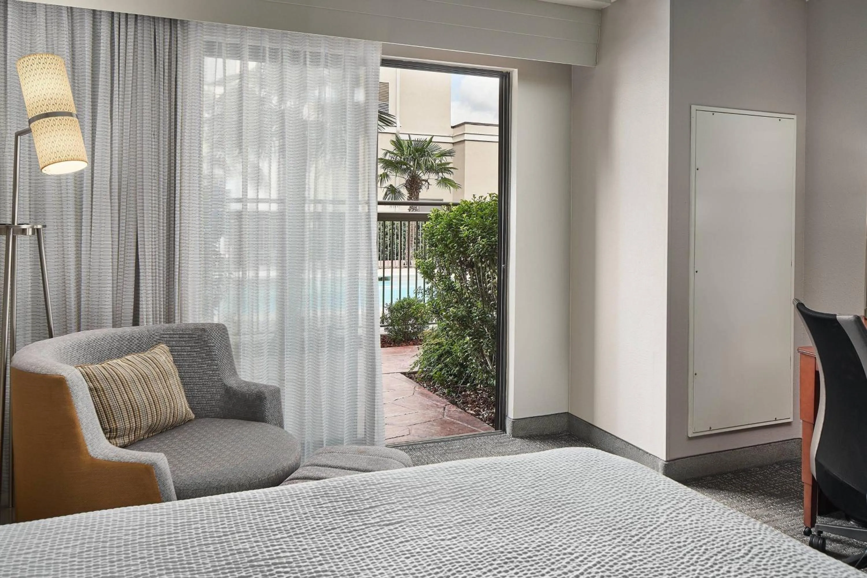 Swimming pool, Bed in Courtyard Shreveport-Bossier City/Louisiana Boardwalk