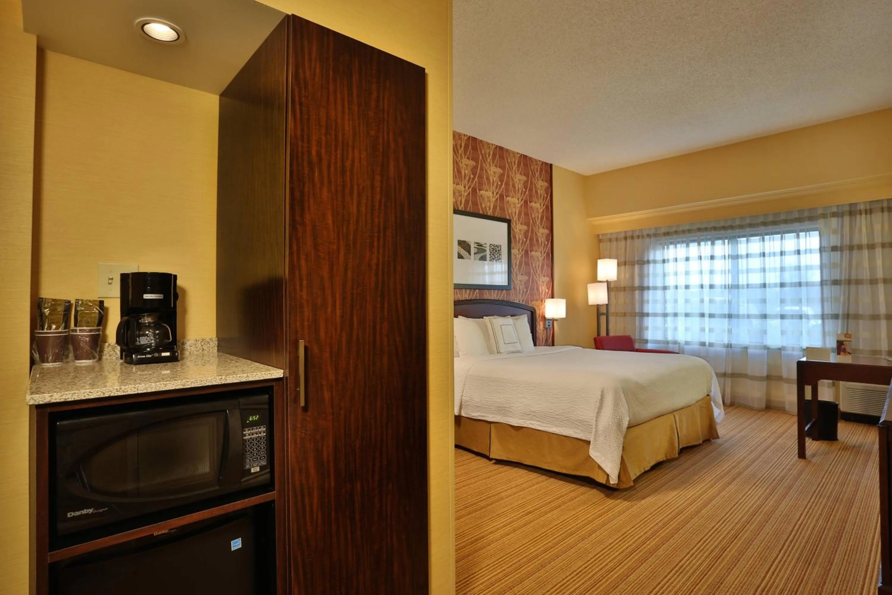 Standard Room with 1 King Bed and Whirlpool Tub in Courtyard by Marriott Springfield Airport