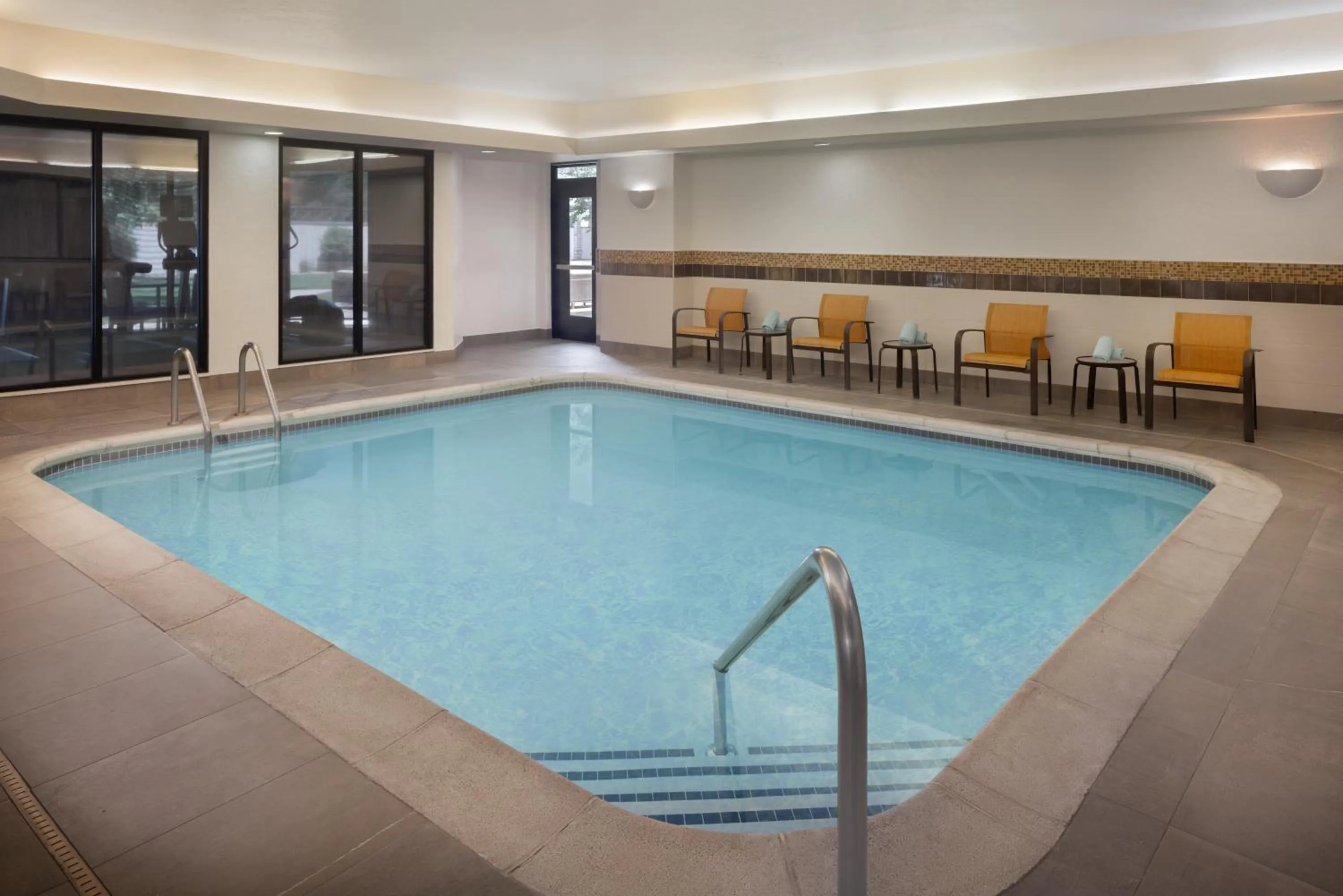 Swimming pool in Courtyard by Marriott Springfield Airport