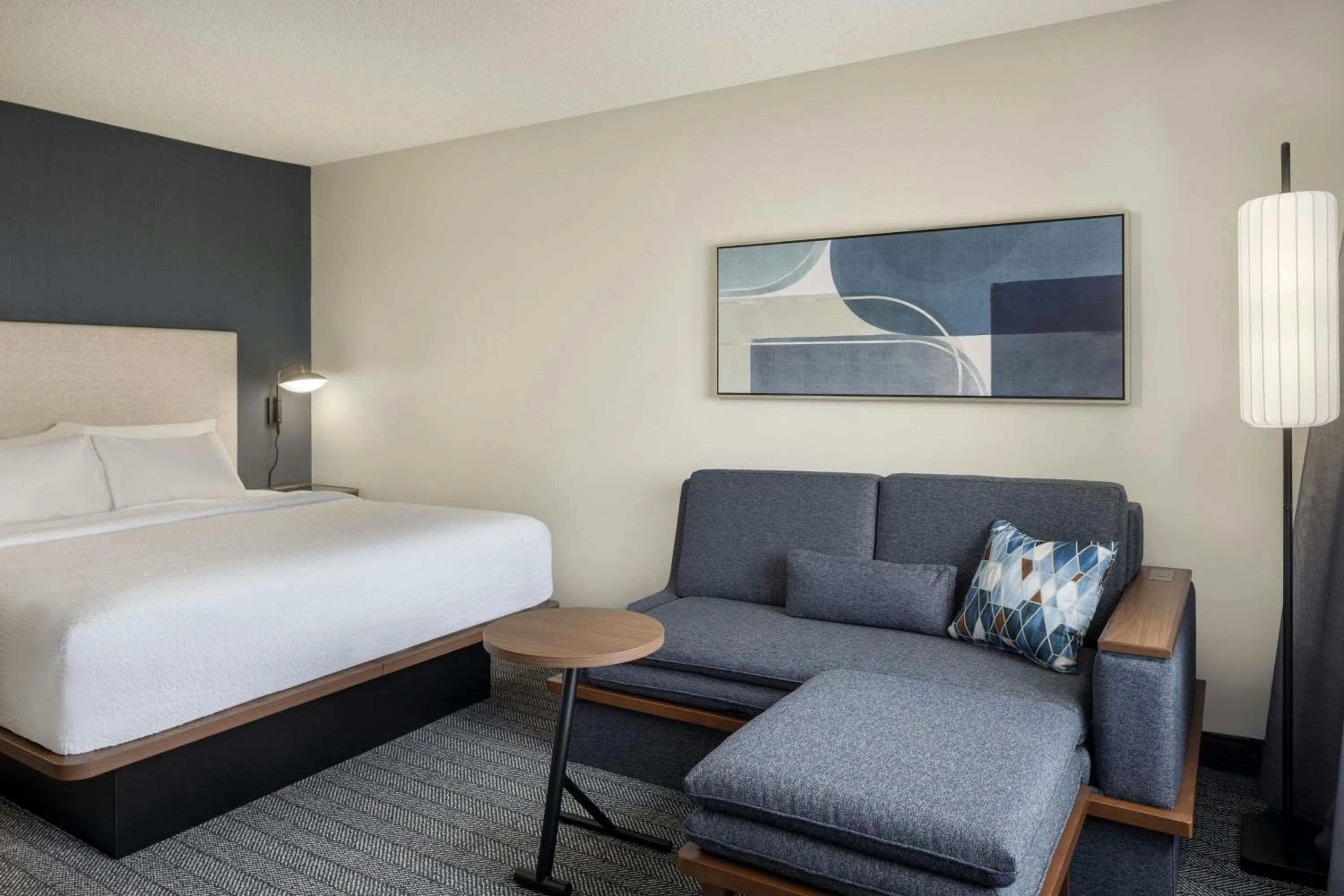 Photo of the whole room, Bed in Courtyard by Marriott Springfield Airport