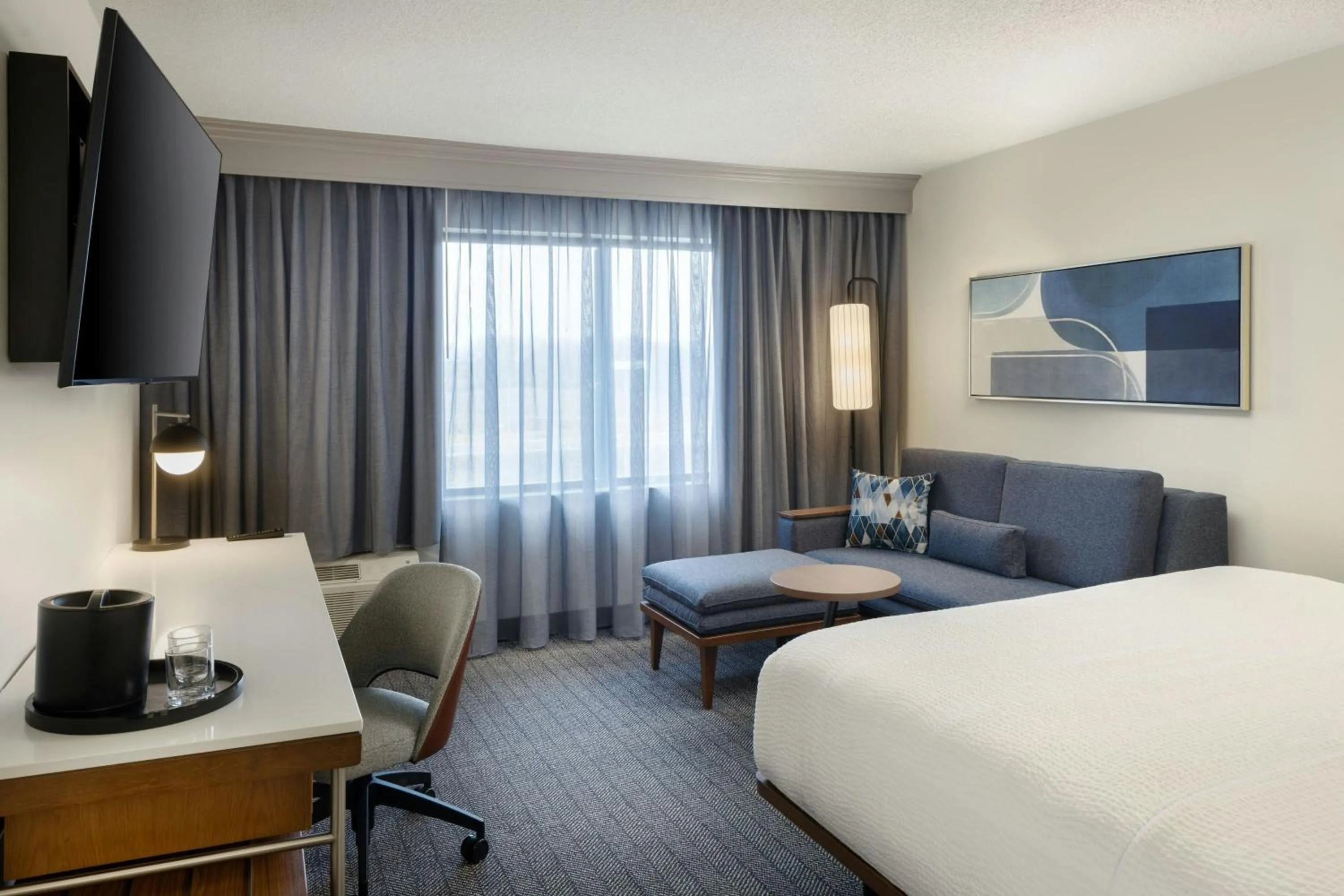 Photo of the whole room, Bed in Courtyard by Marriott Springfield Airport