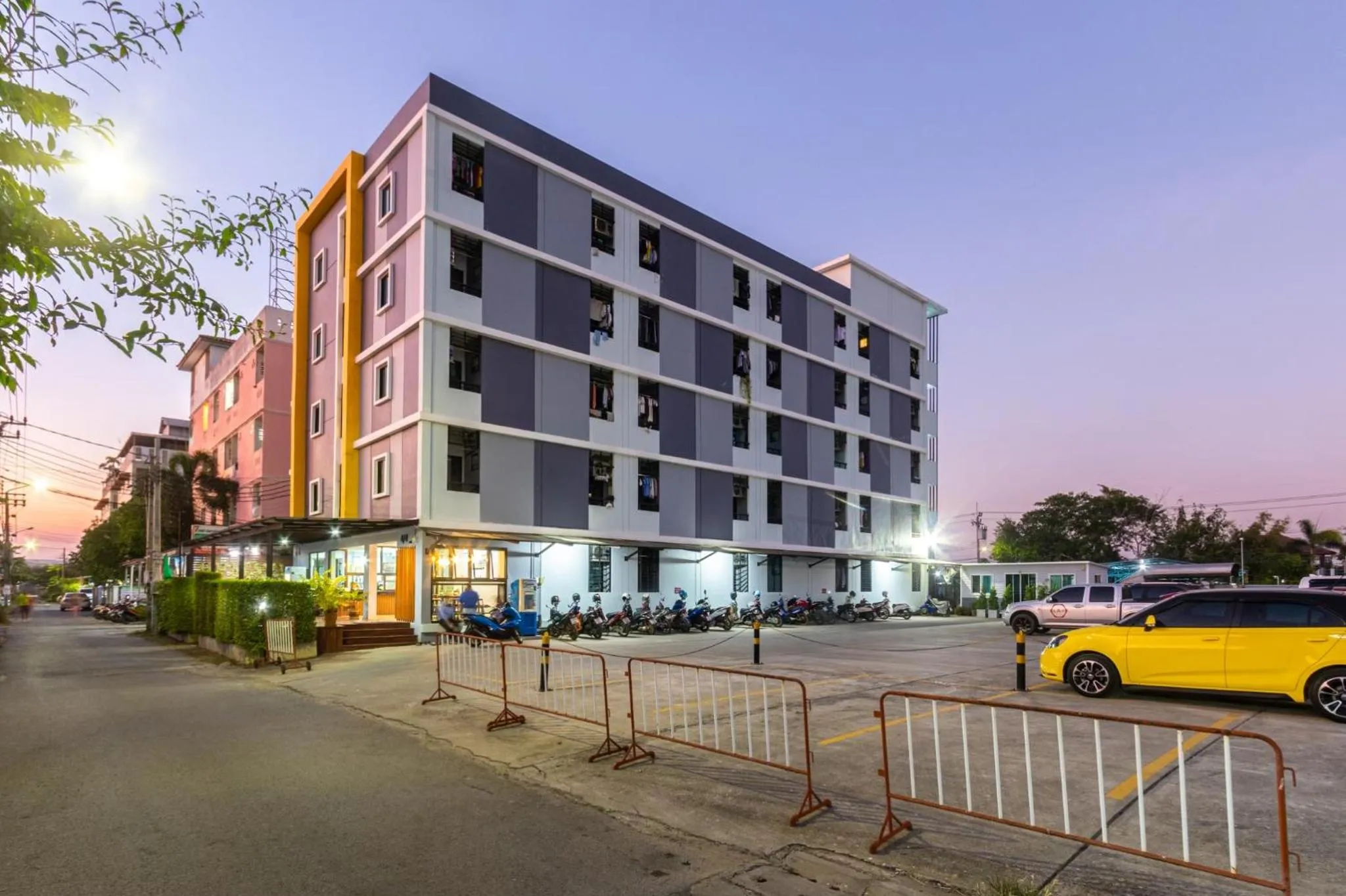 Salinsiri at Lat Krabang