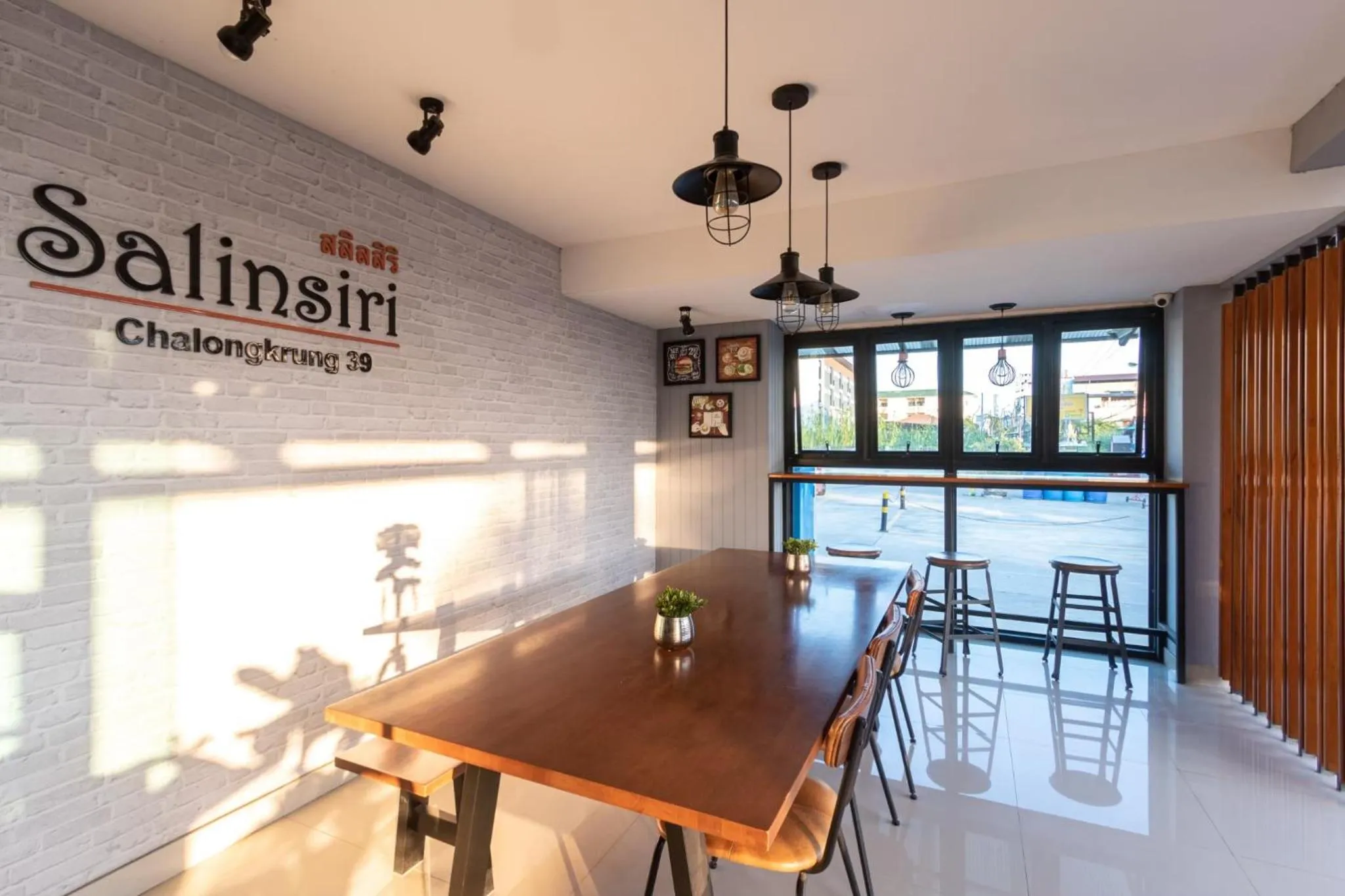 Salinsiri at Lat Krabang