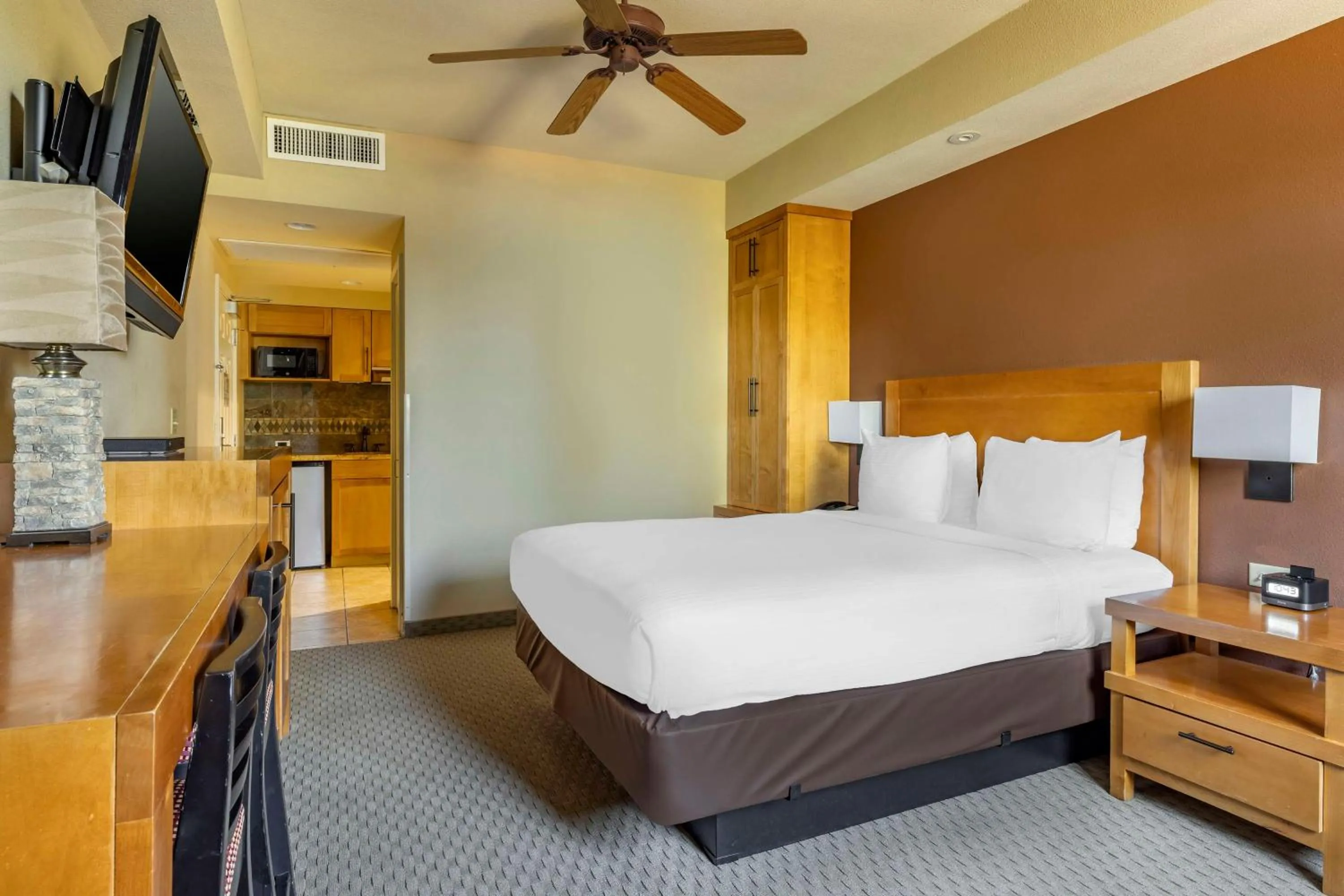 Queen Studio with Roll-In Shower - Mobility Accessible in Hilton Vacation Club Lake Tahoe Resort South