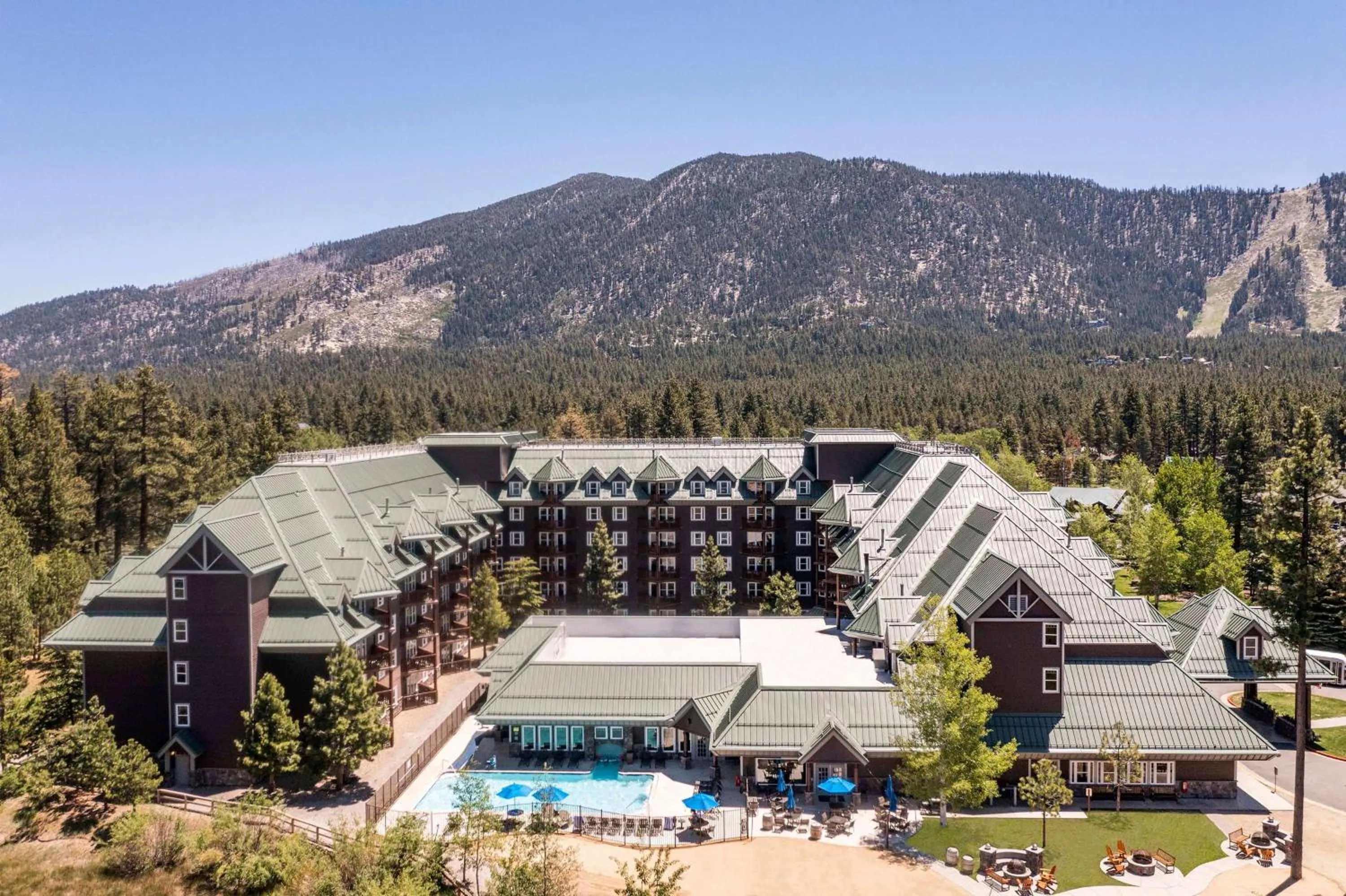 Property building in Hilton Vacation Club Lake Tahoe Resort South