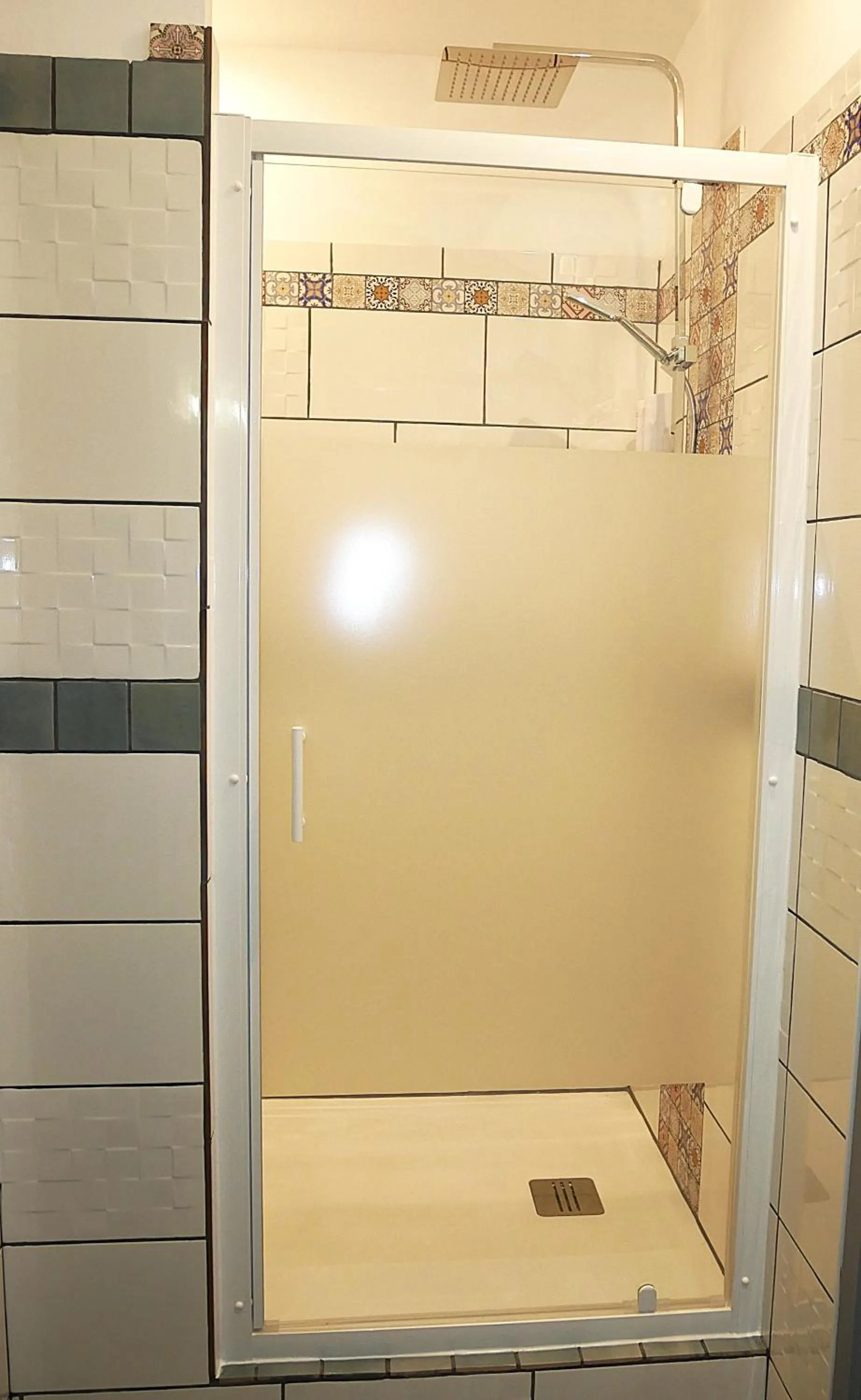 Bathroom in L'Oriflamme