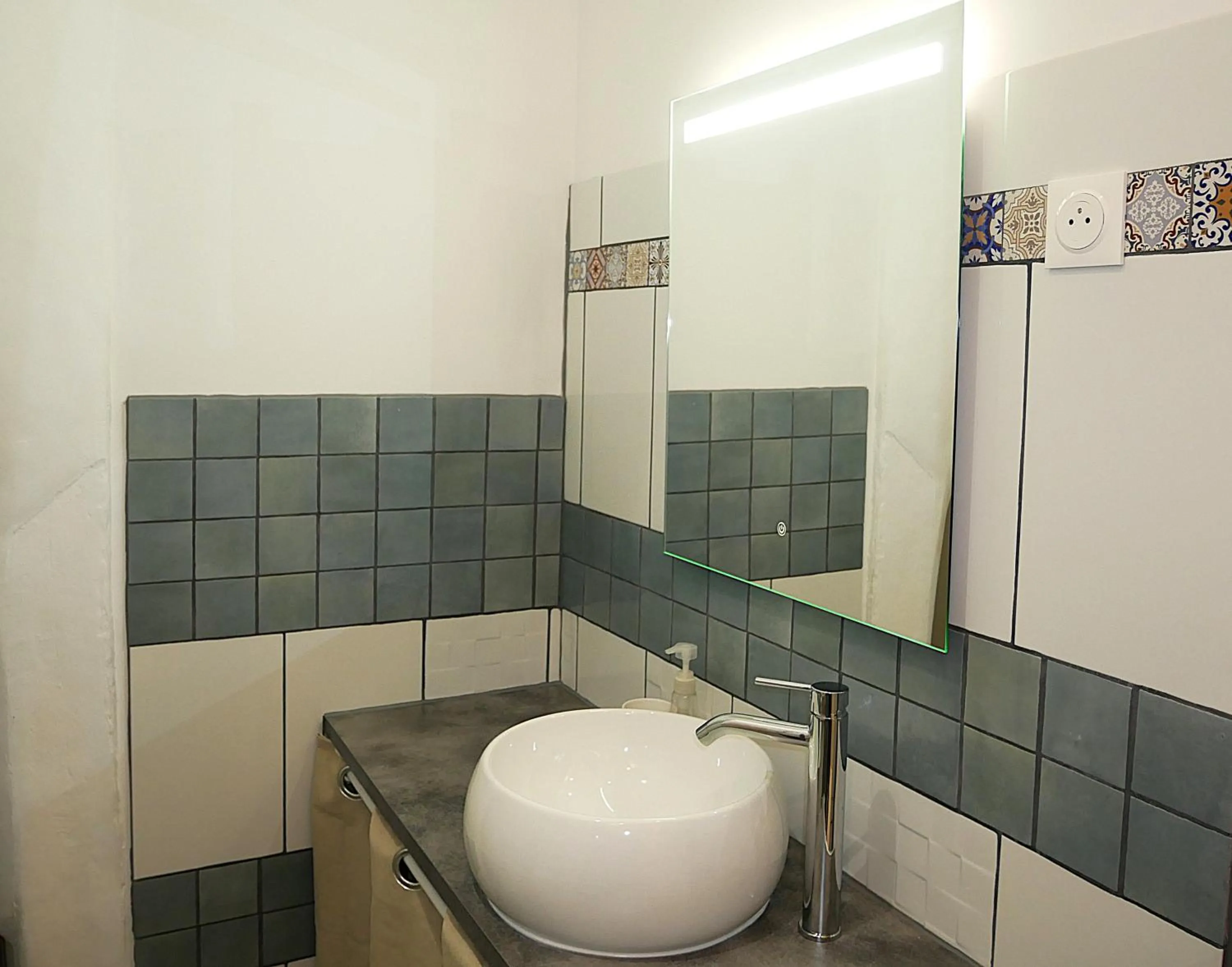 Bathroom in L'Oriflamme