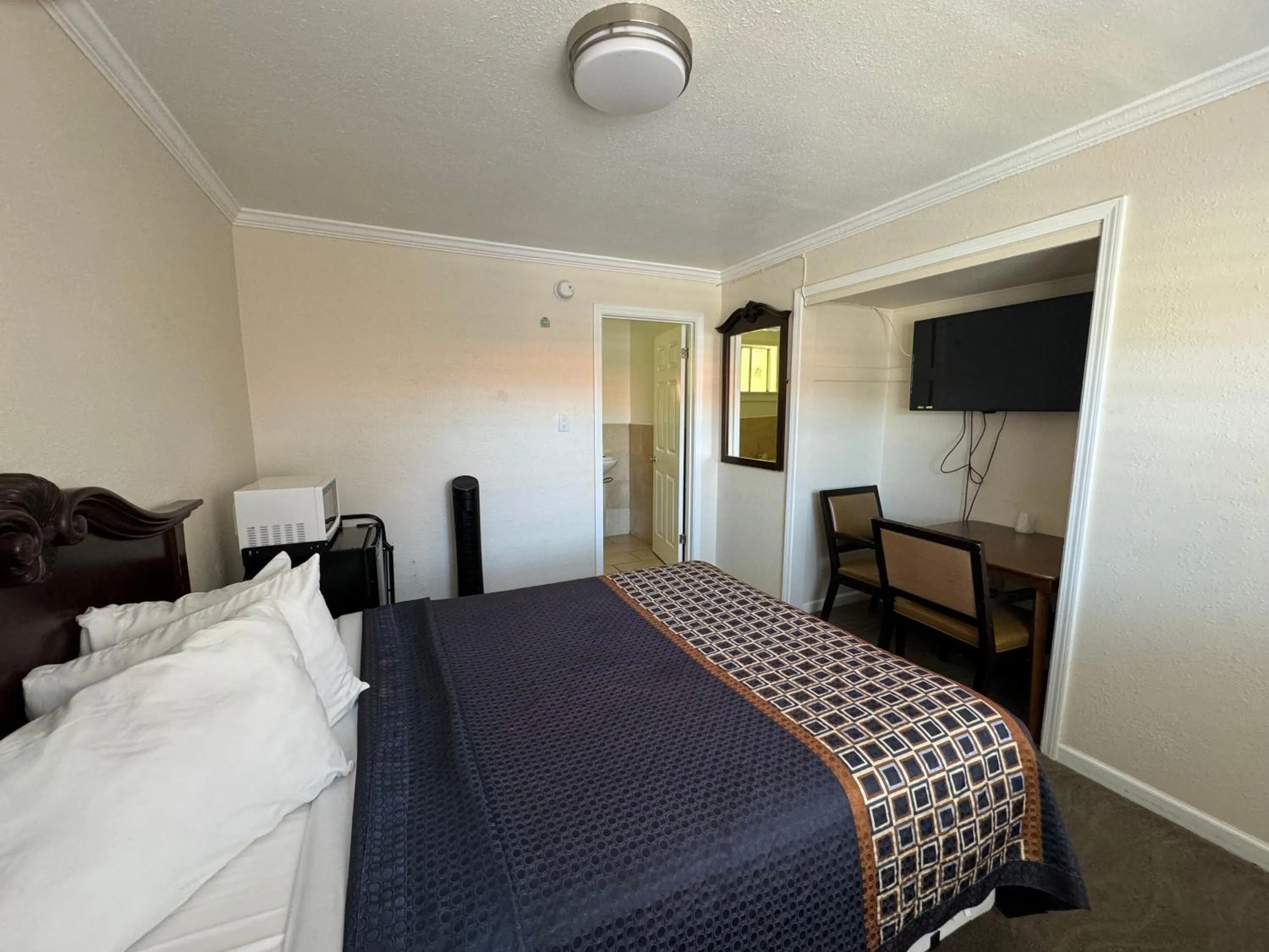 Photo of the whole room, Bed in Tamalpais Motel