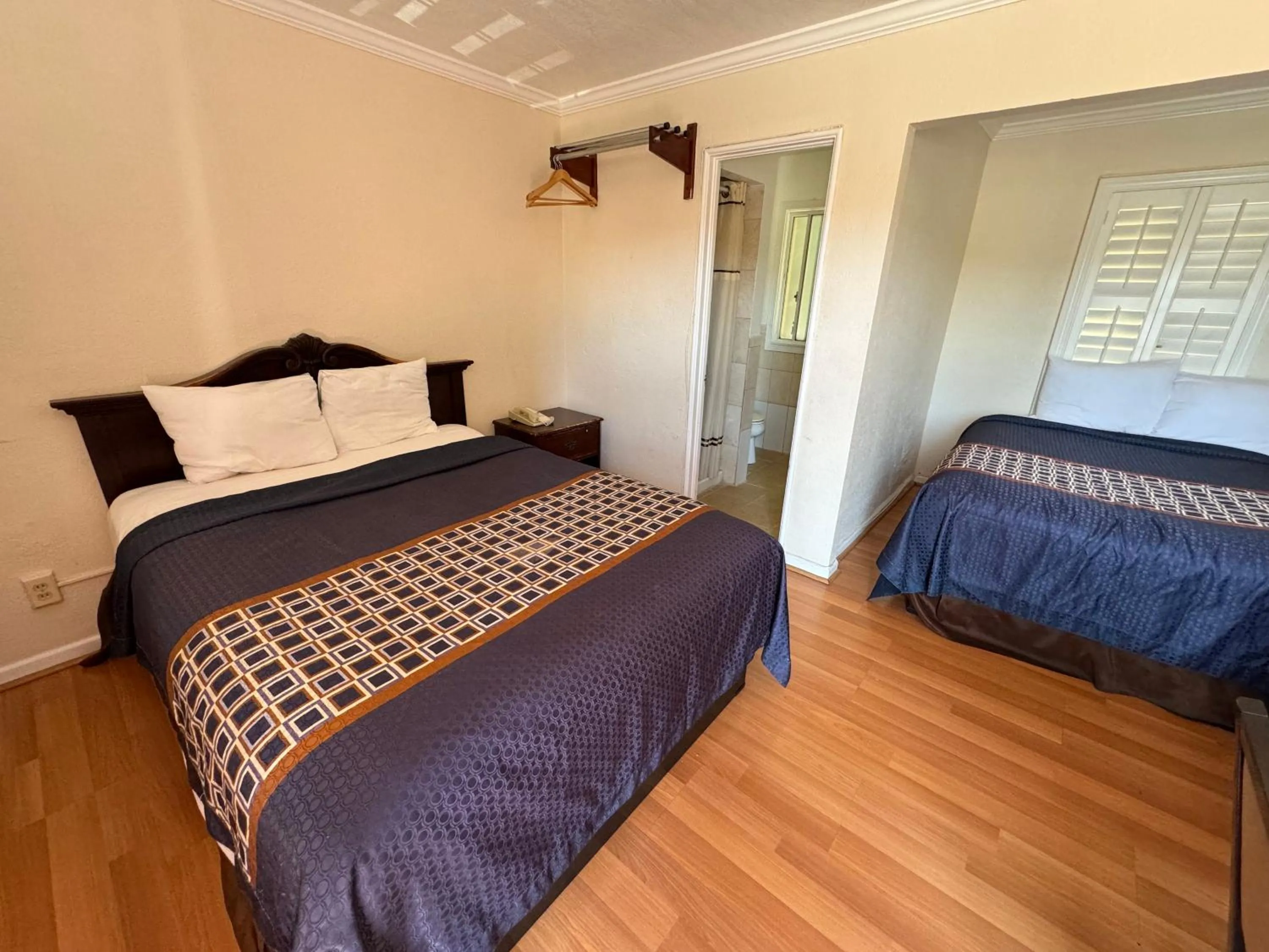 Photo of the whole room, Bed in Tamalpais Motel