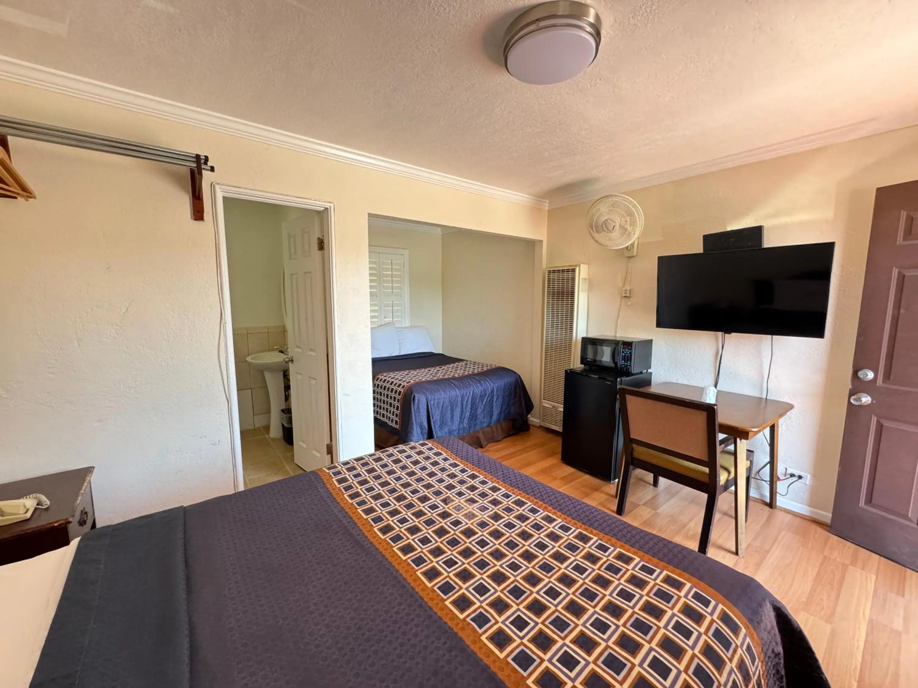 Photo of the whole room, Bed in Tamalpais Motel