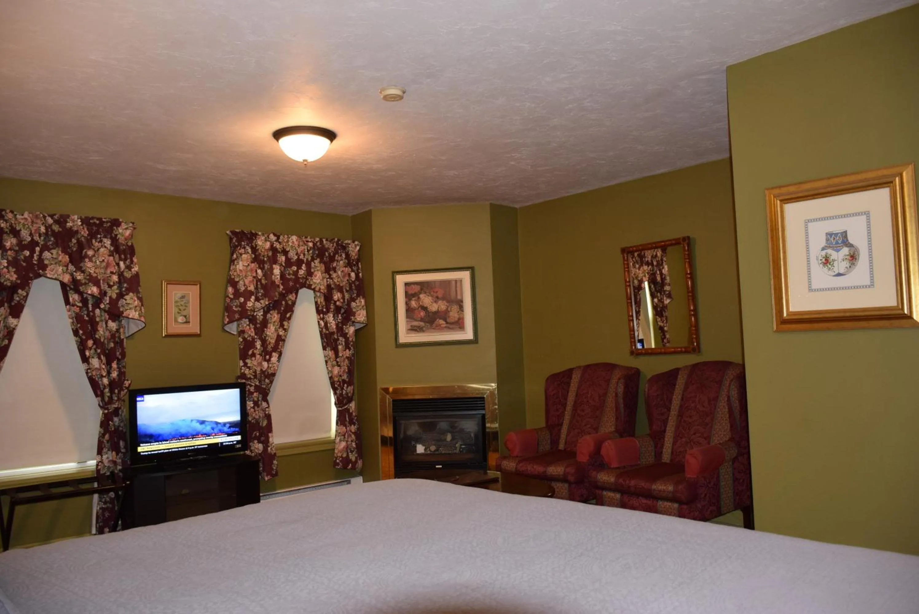 Bedroom, Bed in Auberge Wild Rose Inn