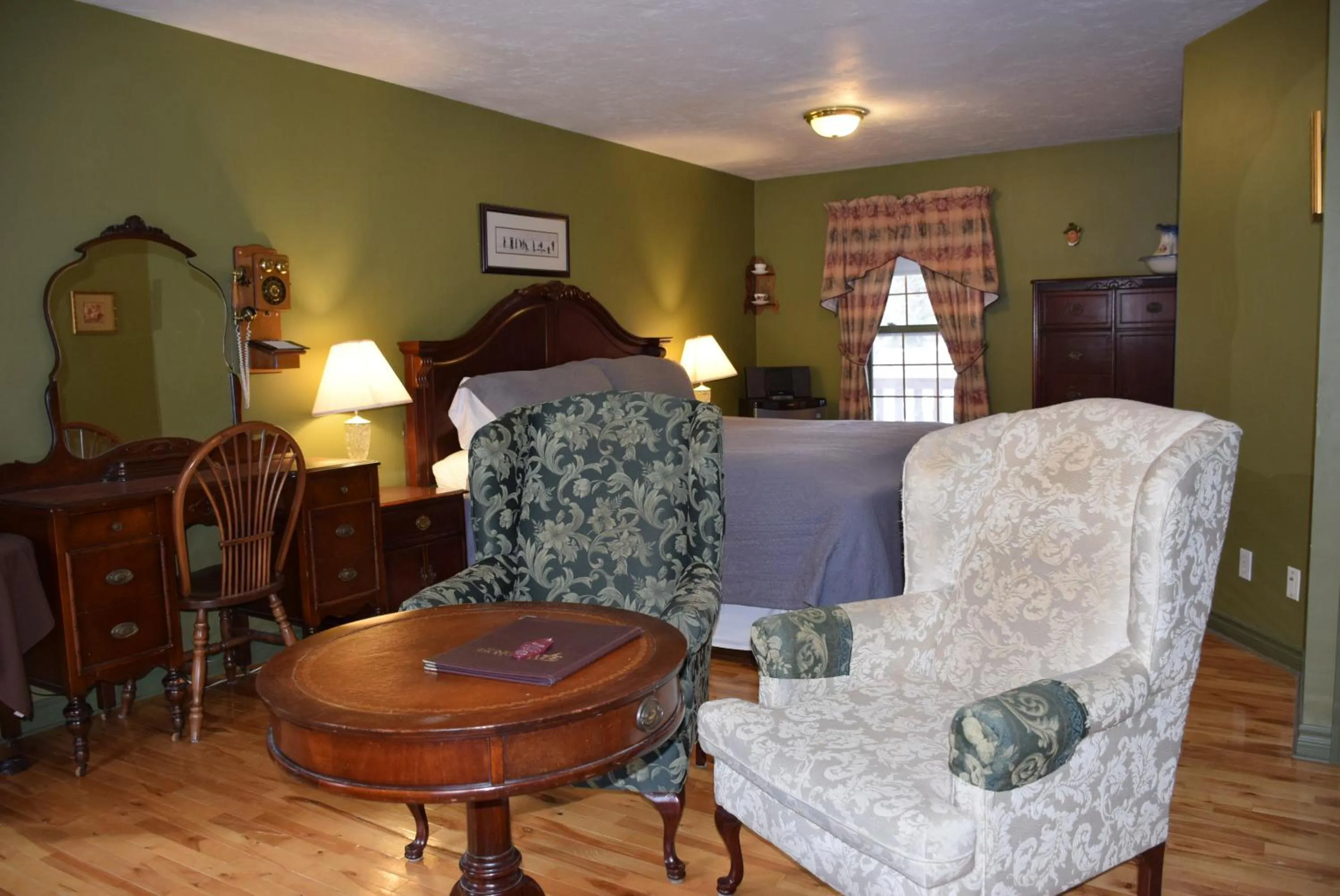 Living room in Auberge Wild Rose Inn