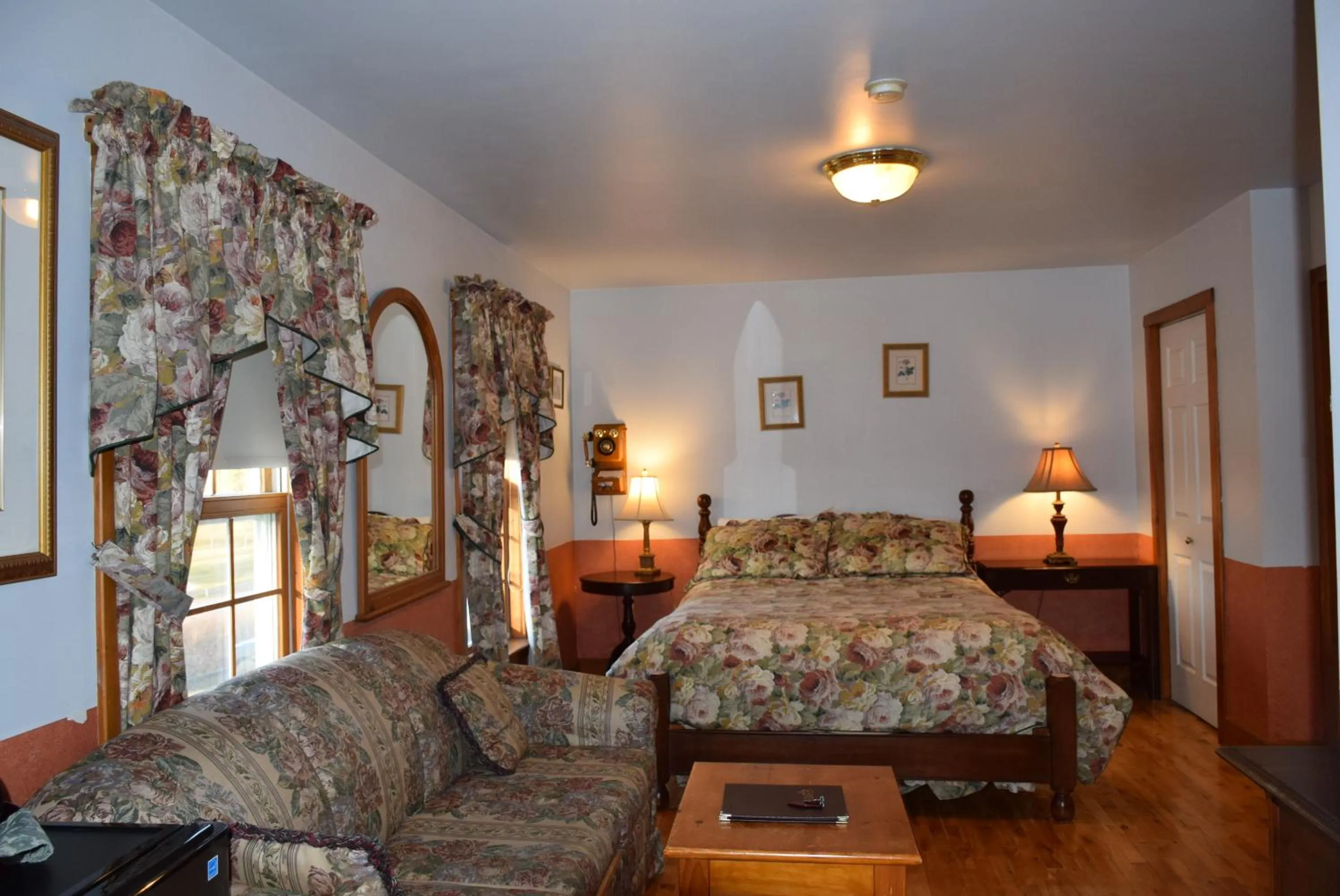 Bedroom, Bed in Auberge Wild Rose Inn
