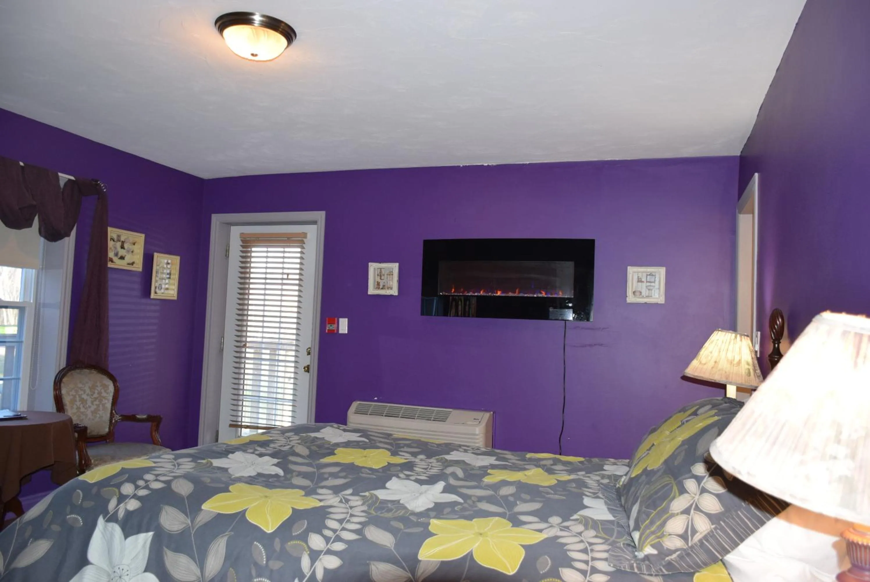 Bedroom, Bed in Auberge Wild Rose Inn