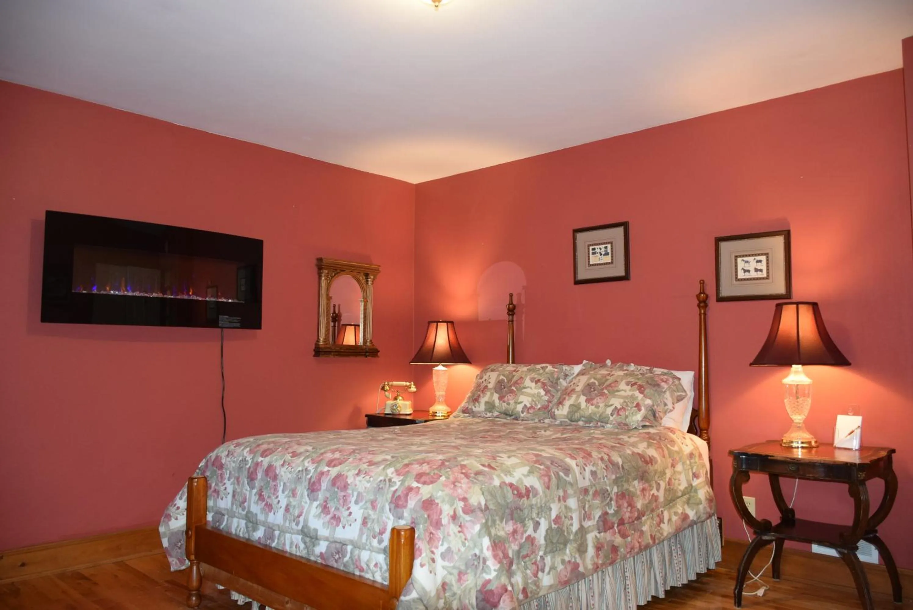 Bedroom, Bed in Auberge Wild Rose Inn