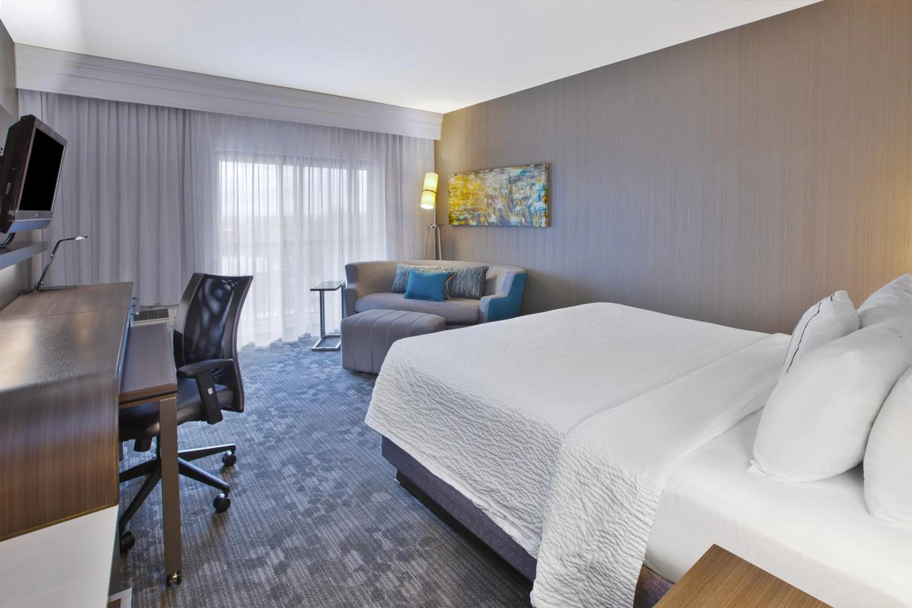 Bed in Courtyard by Marriott Somerset