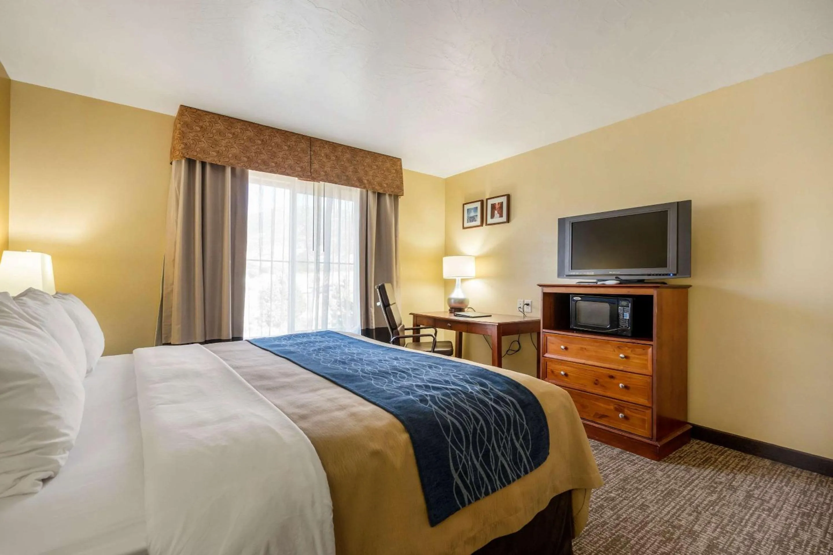 Photo of the whole room, Bed in Comfort Inn & Suites Cedar City South