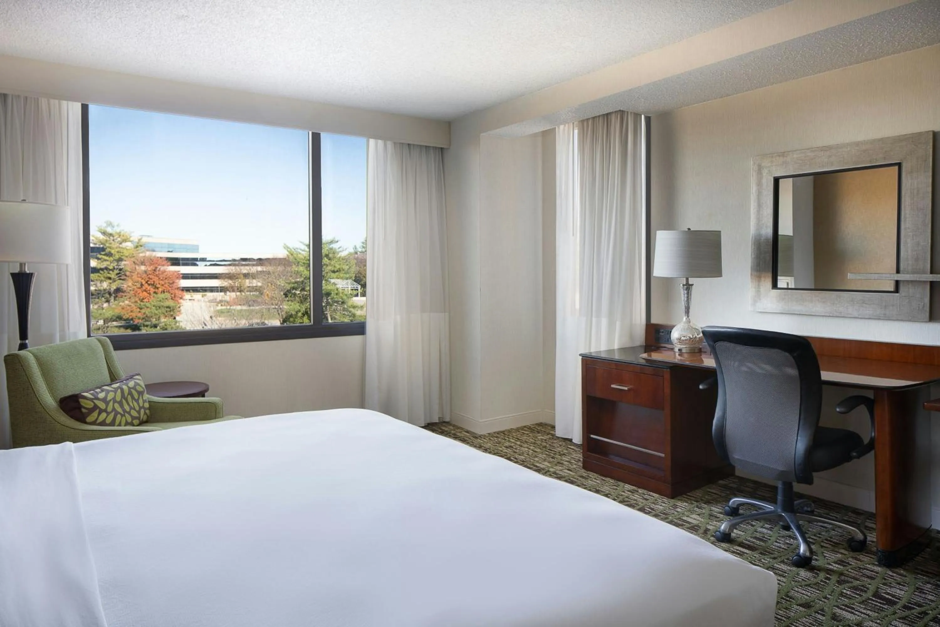 Photo of the whole room, Bed in Marriott St. Louis West
