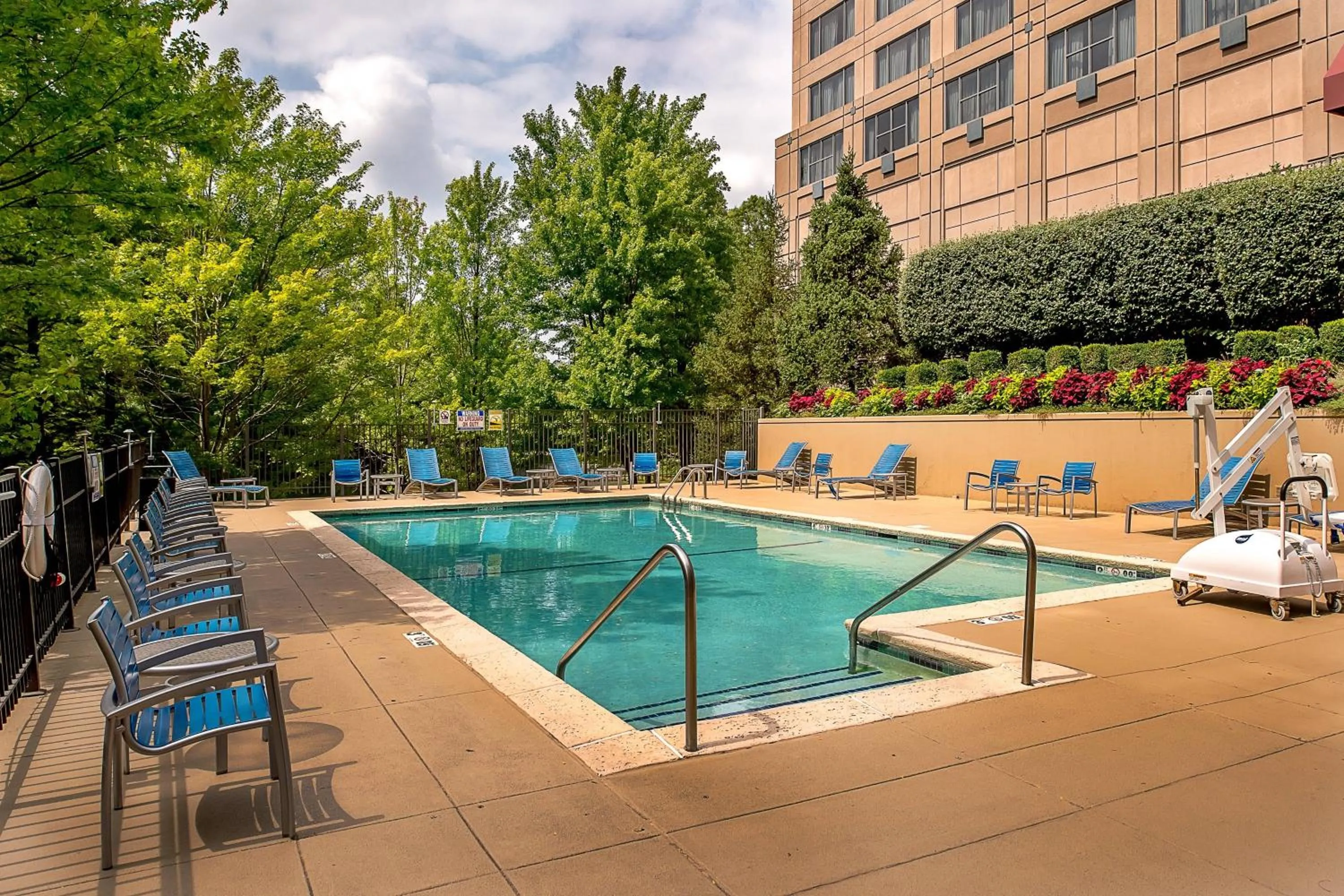 Swimming pool in Marriott St. Louis West