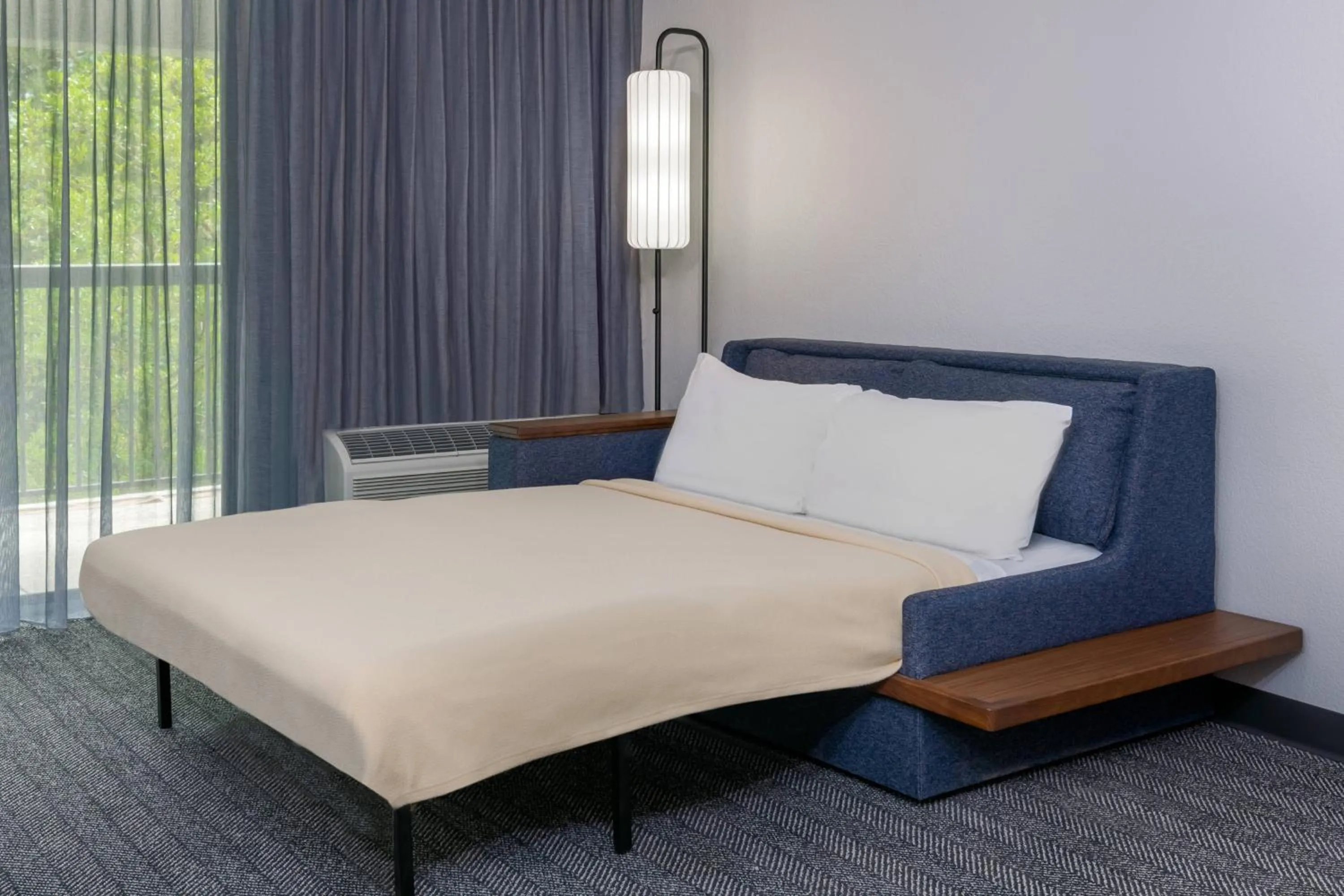 Photo of the whole room, Bed in Courtyard Tallahassee North/I-10 Capital Circle