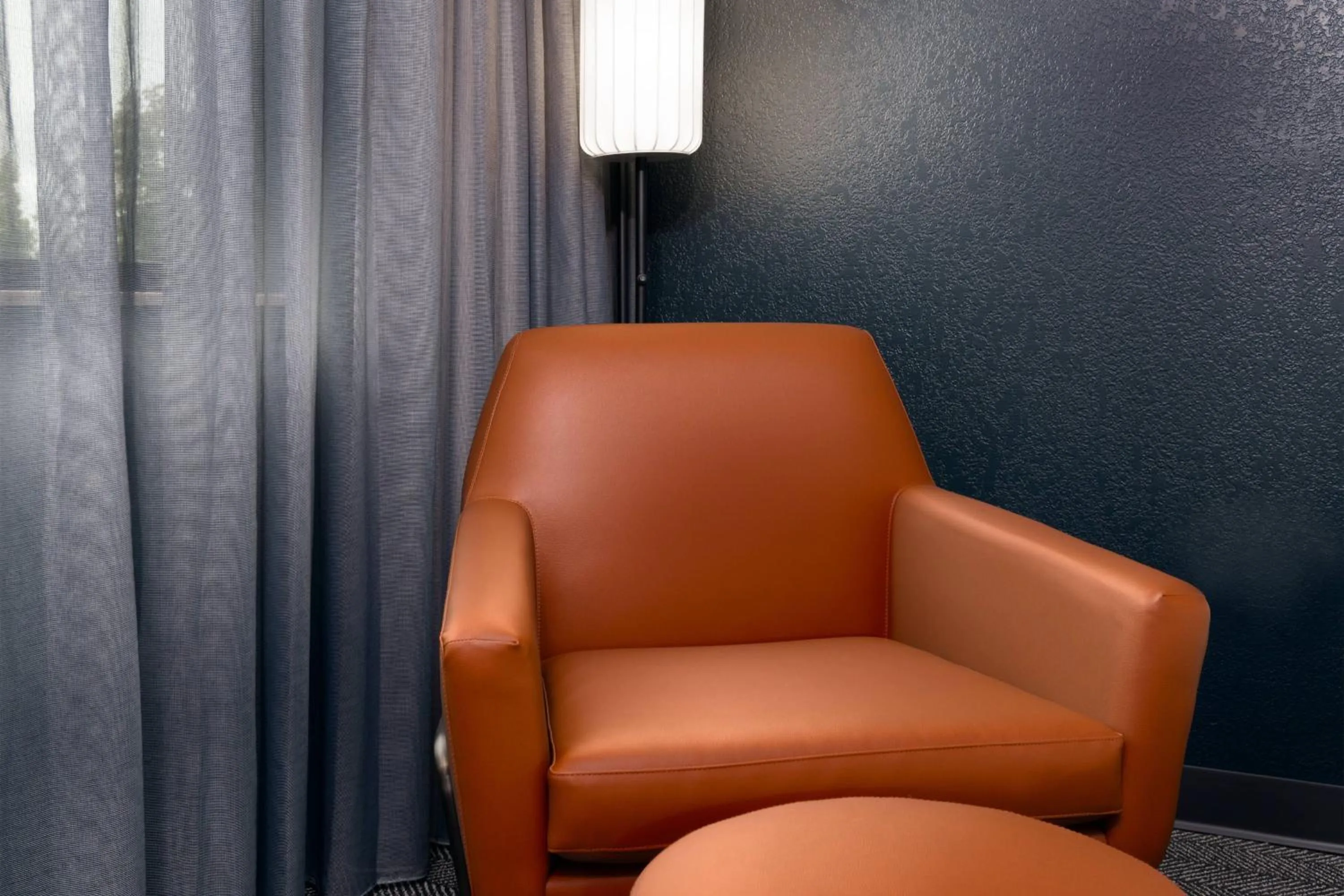 Photo of the whole room in Courtyard Tallahassee North/I-10 Capital Circle