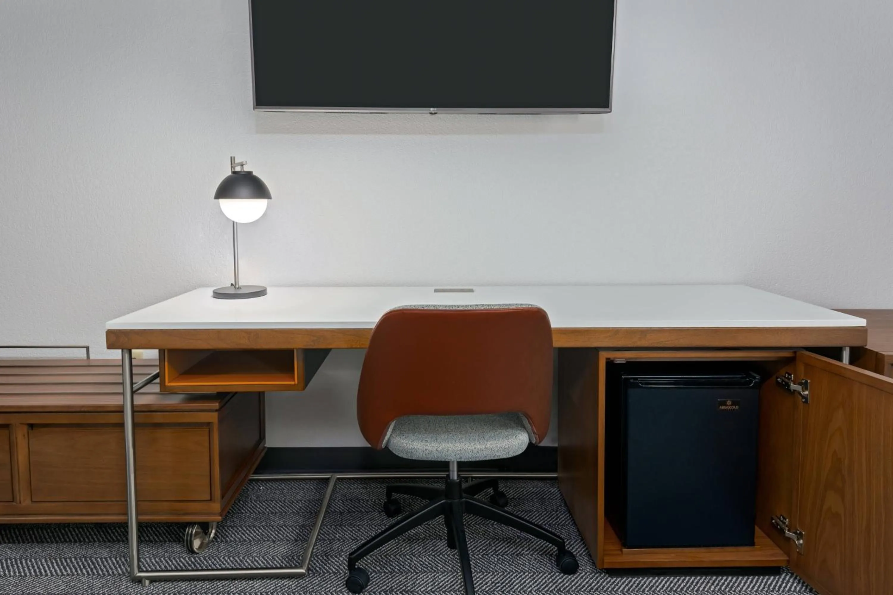 Photo of the whole room in Courtyard Tallahassee North/I-10 Capital Circle