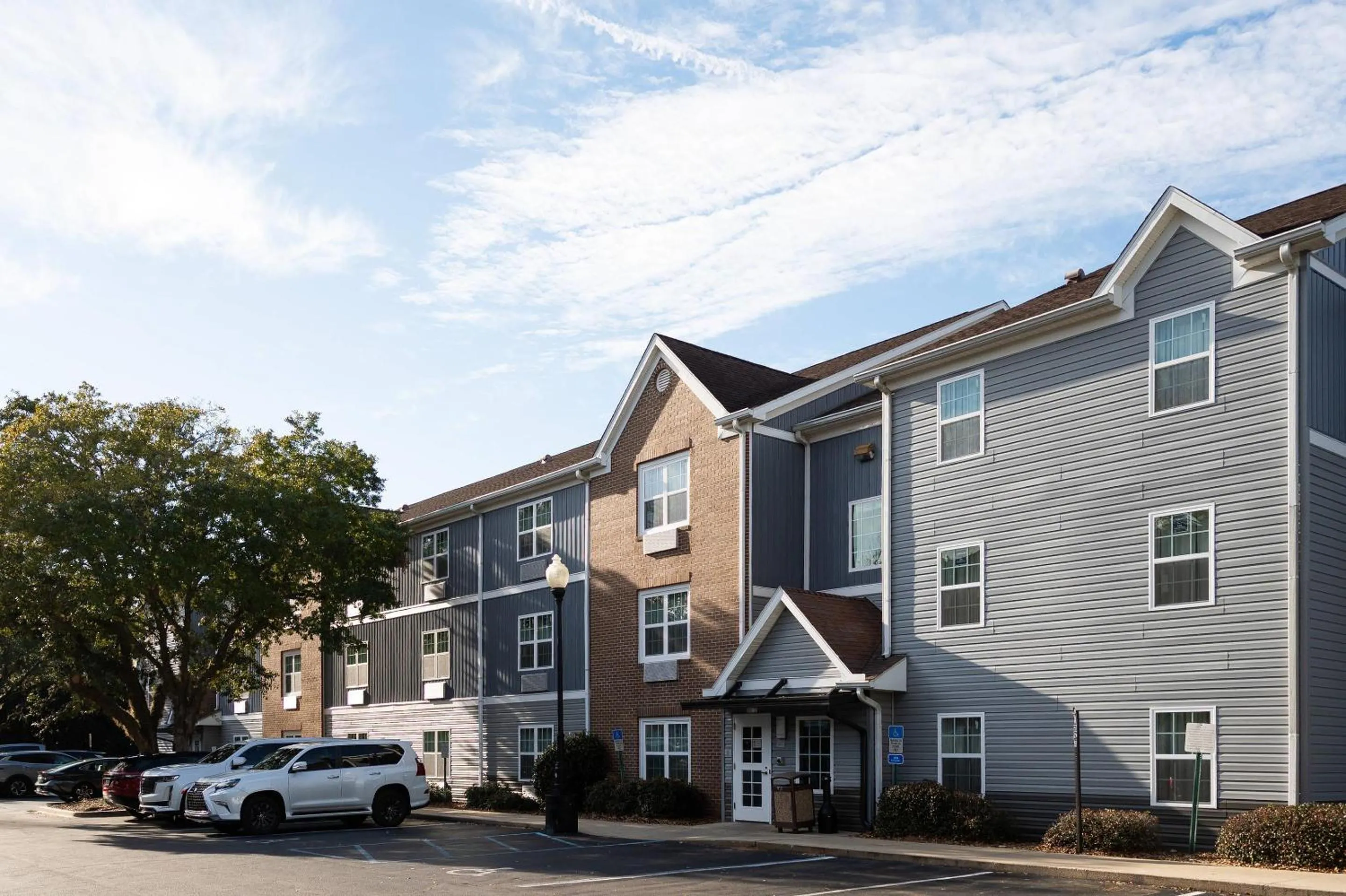 Property building in Alluxsuites at 1876, an Ascend Collection Hotel