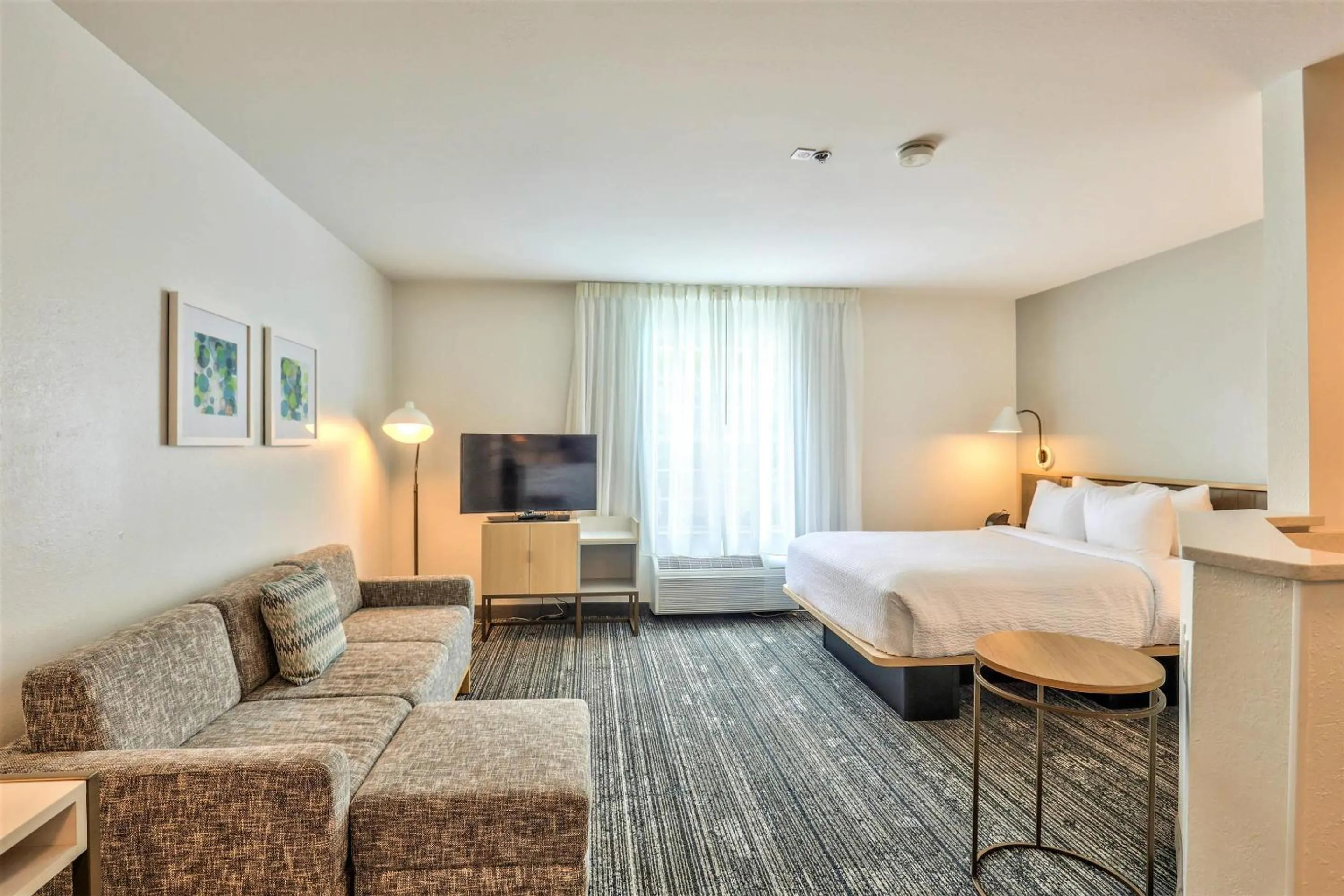 Bedroom in Alluxsuites at 1876, an Ascend Collection Hotel