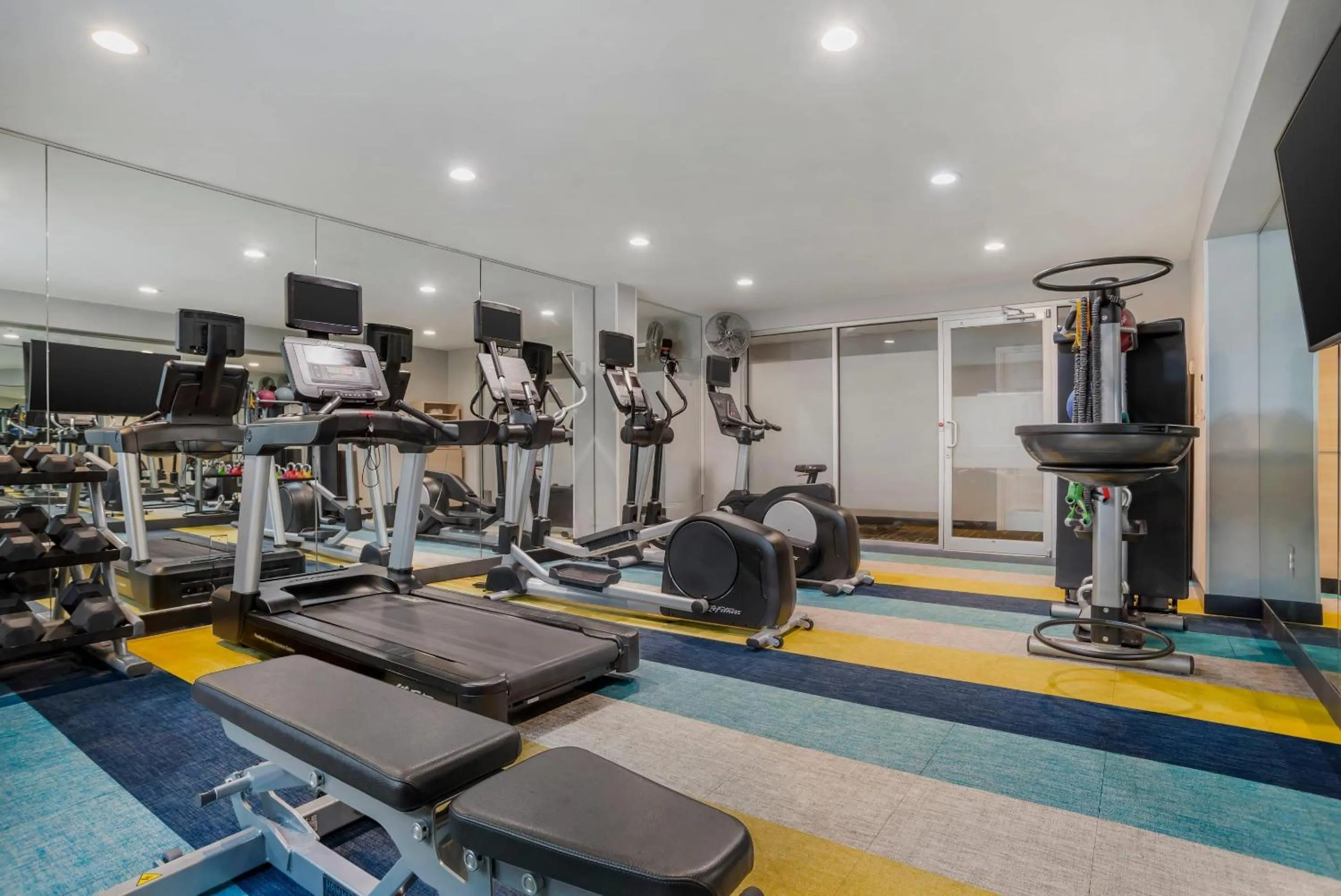 Fitness centre/facilities in Alluxsuites at 1876, an Ascend Collection Hotel