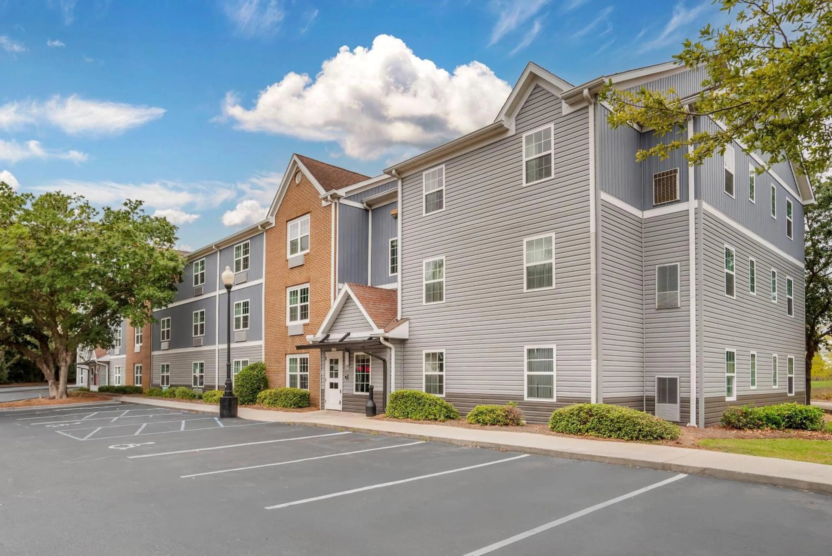 Property building in Alluxsuites at 1876, an Ascend Collection Hotel