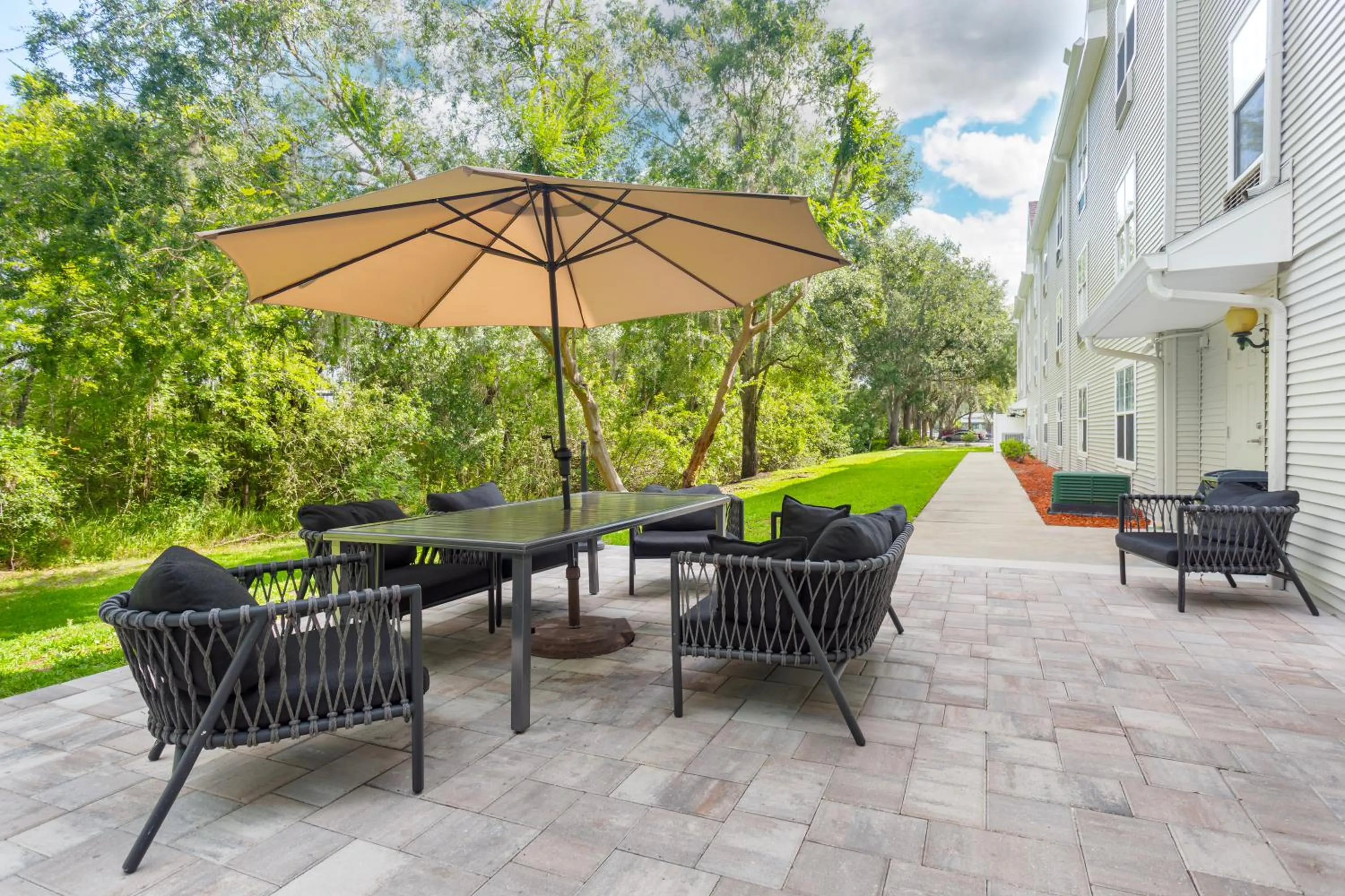 Patio in MainStay Suites Tampa Moffitt-USF