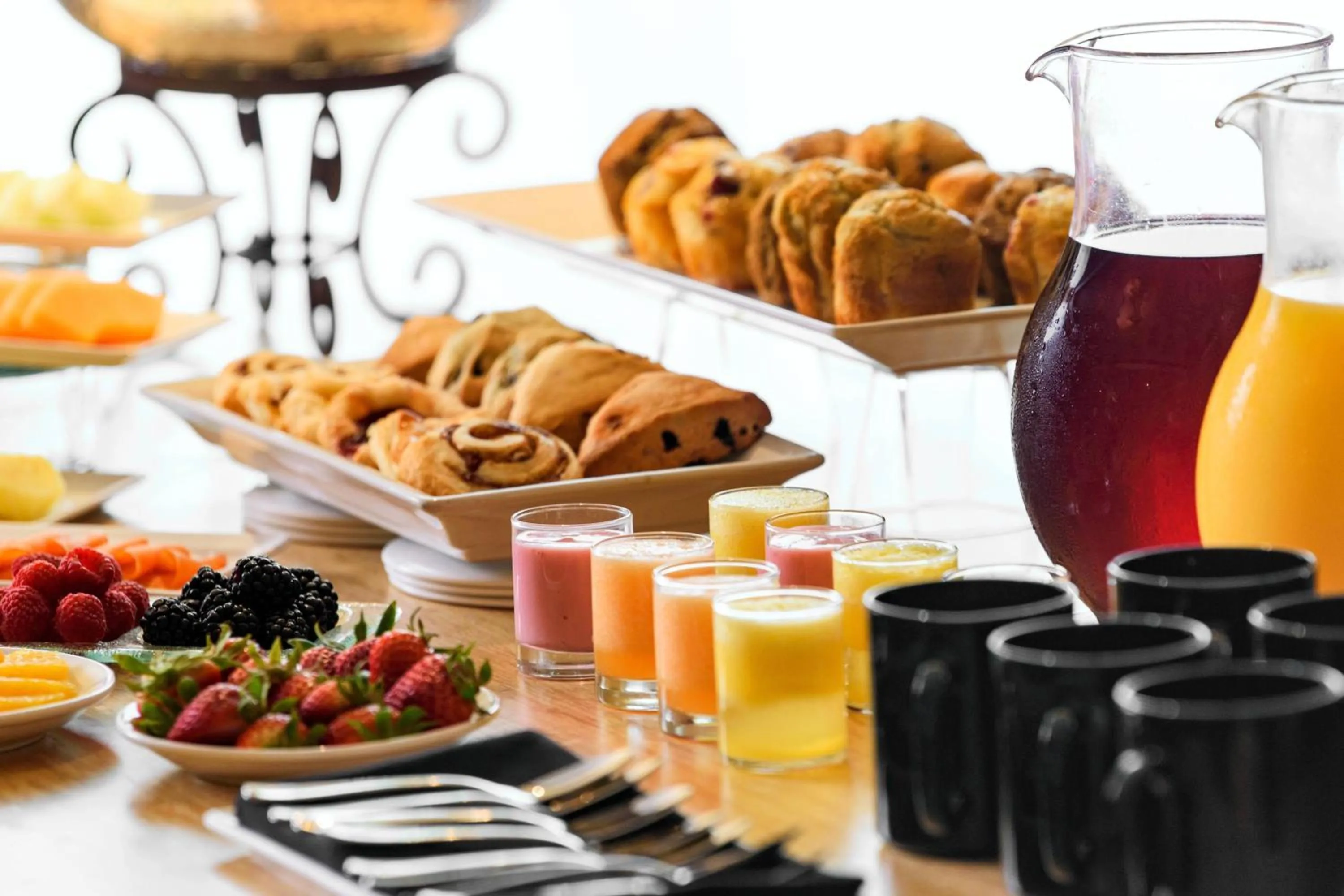 Lounge or bar in Renaissance Tulsa Hotel & Convention Center