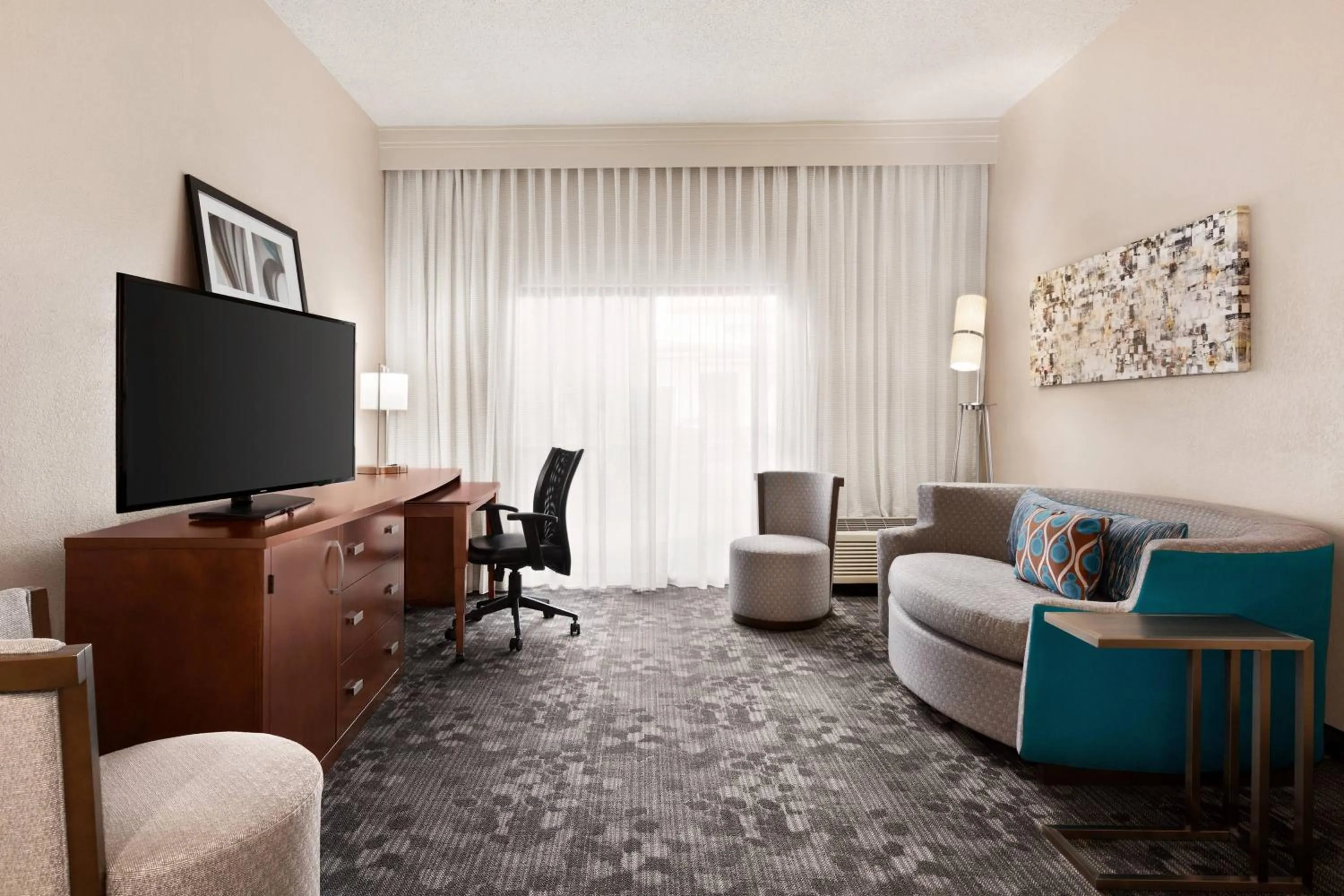 Living room in Courtyard by Marriott Tulsa Central