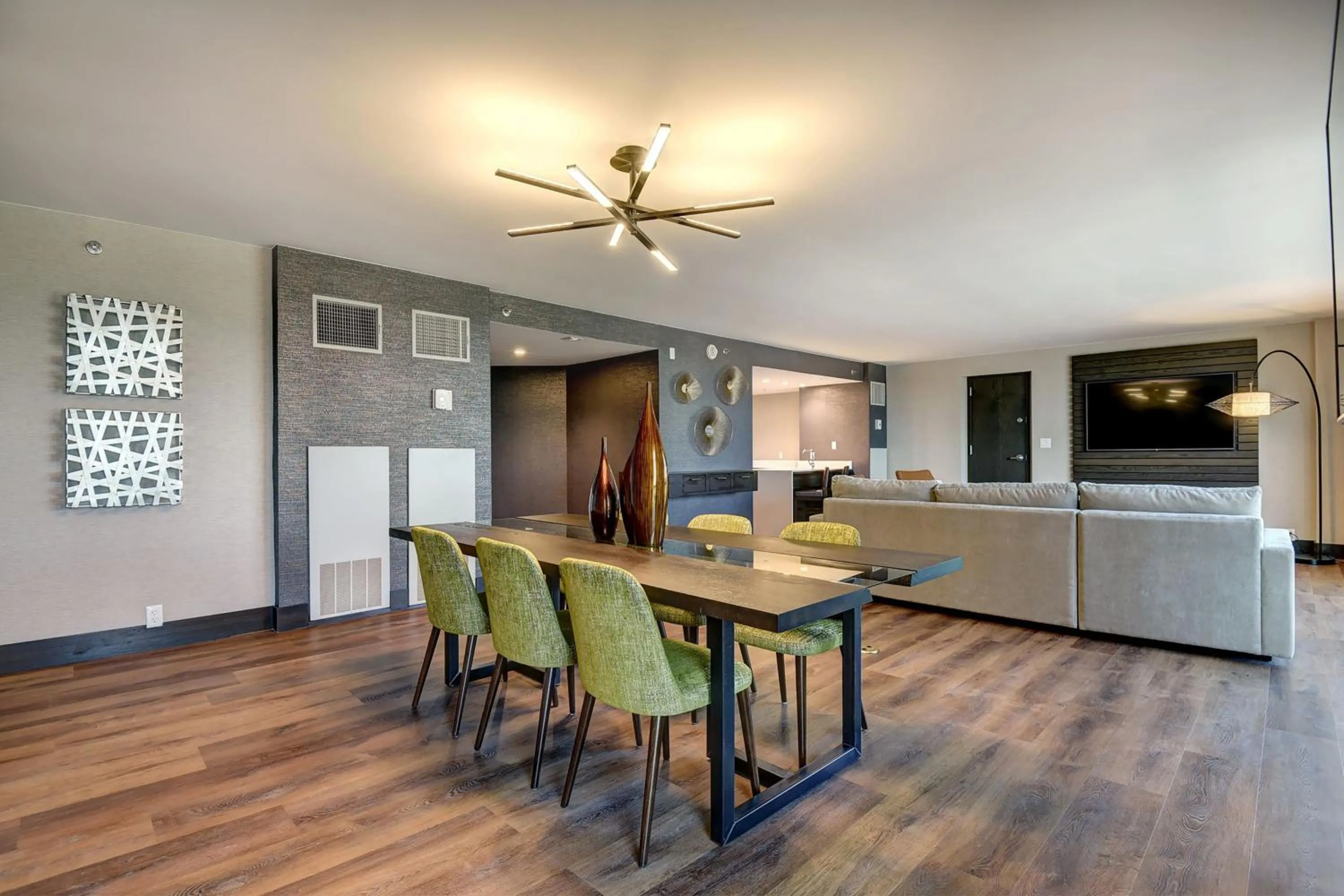 Photo of the whole room in Tulsa Marriott Southern Hills