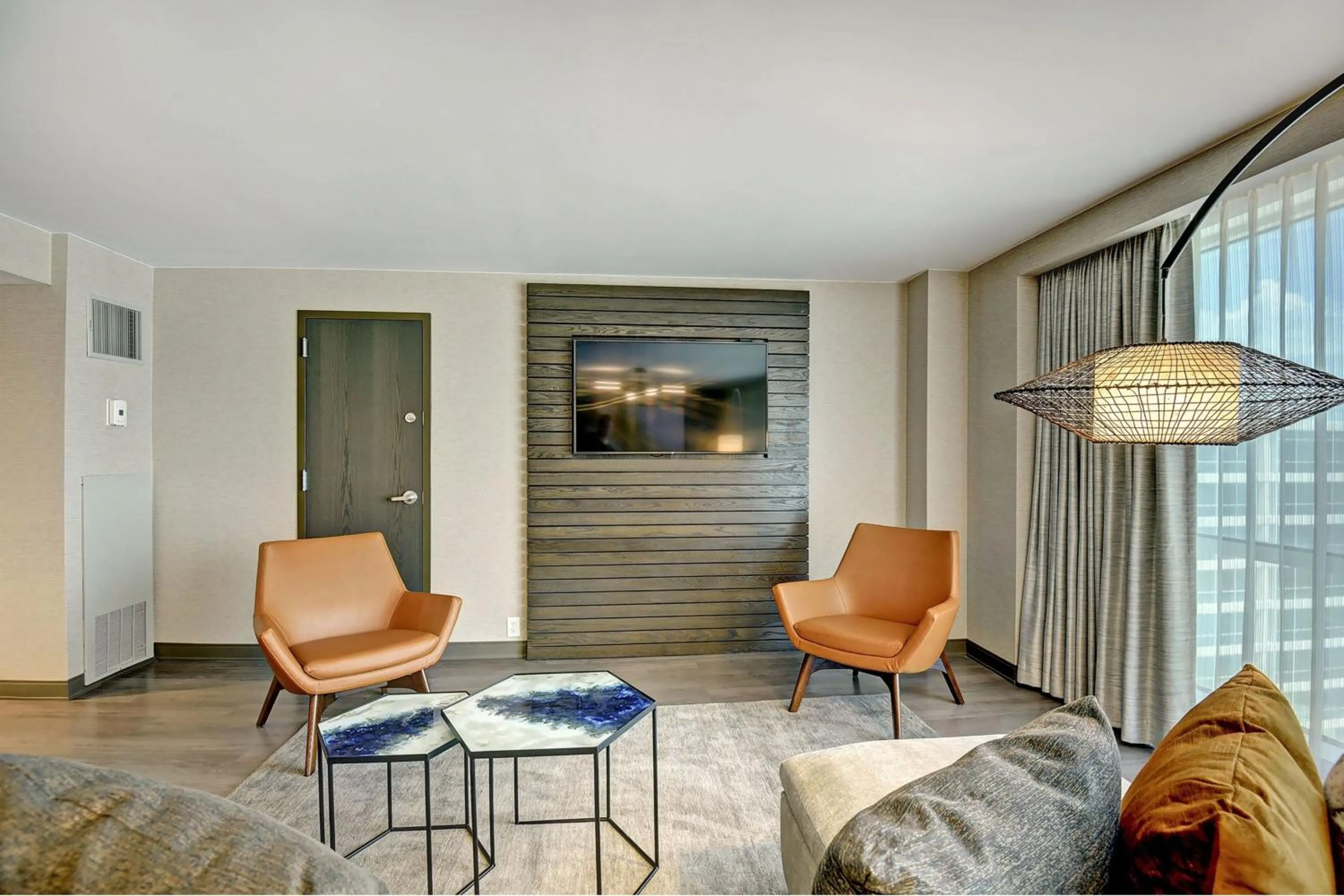 Living room, Bed in Tulsa Marriott Southern Hills