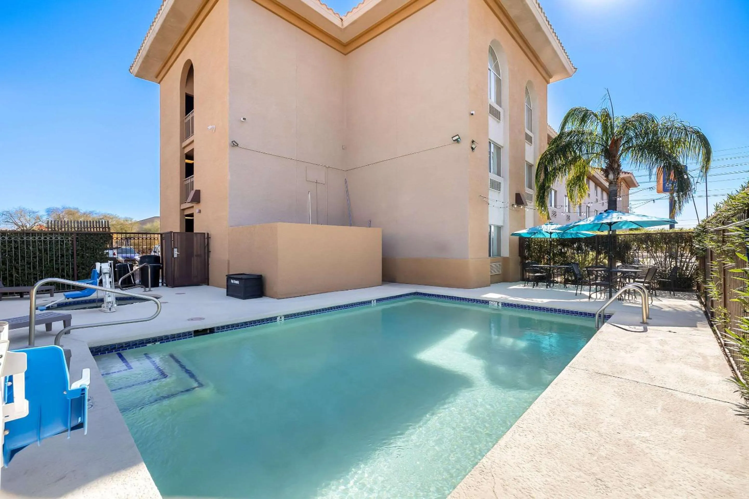 Swimming pool in Comfort Inn & Suites near Kino Sports Complex