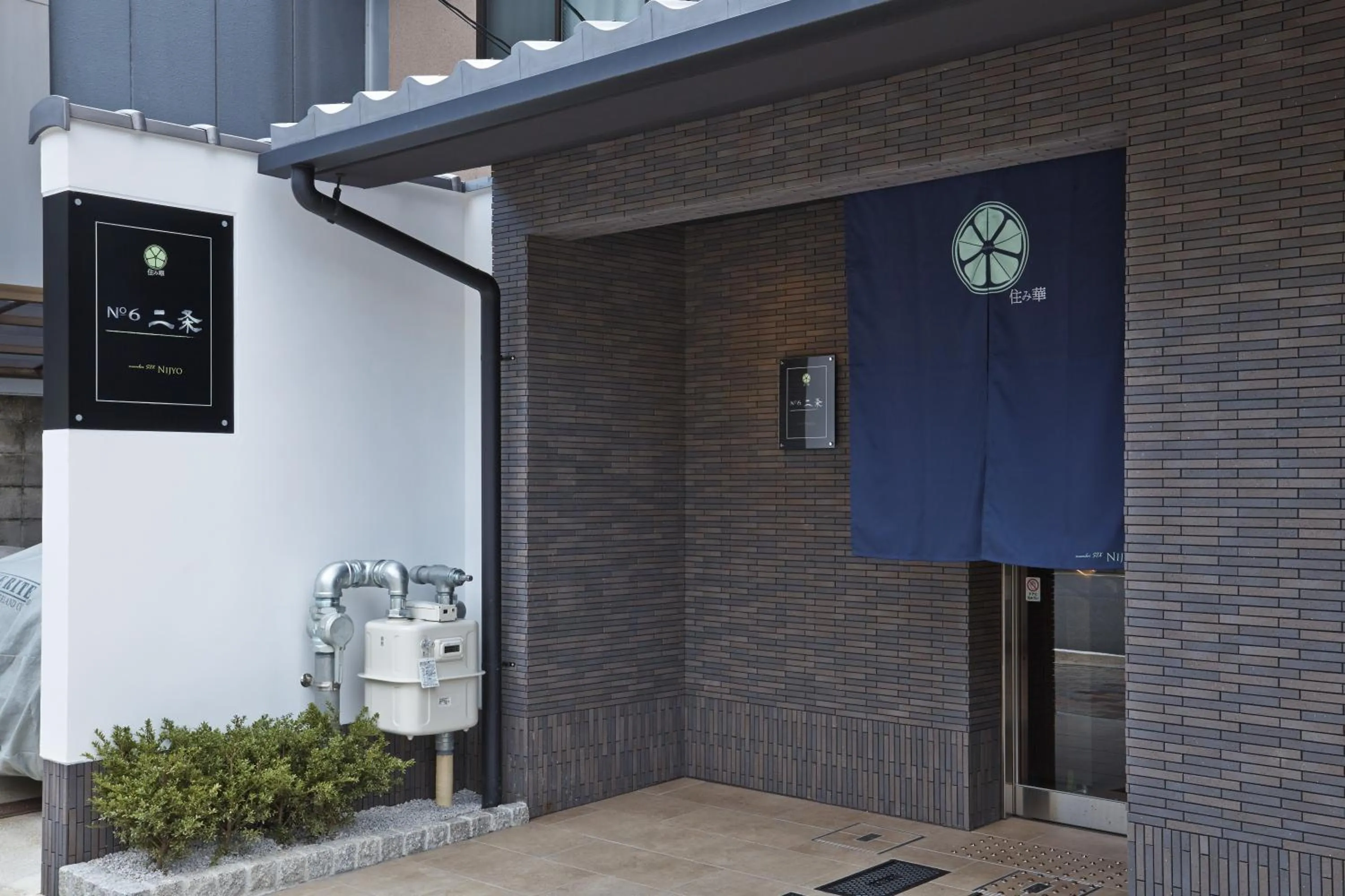 Facade/entrance in Number 6 Nijo