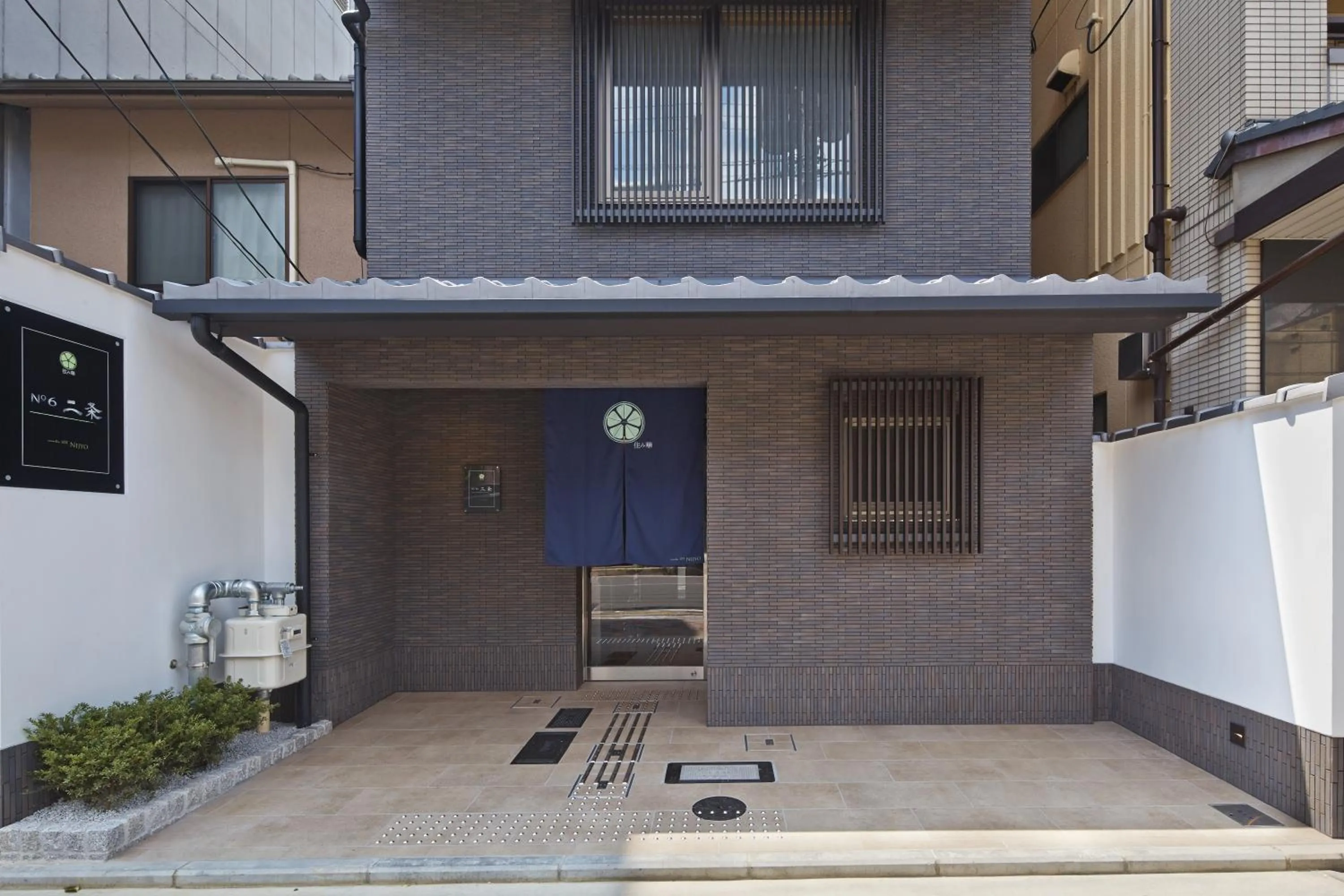 Facade/entrance in Number 6 Nijo