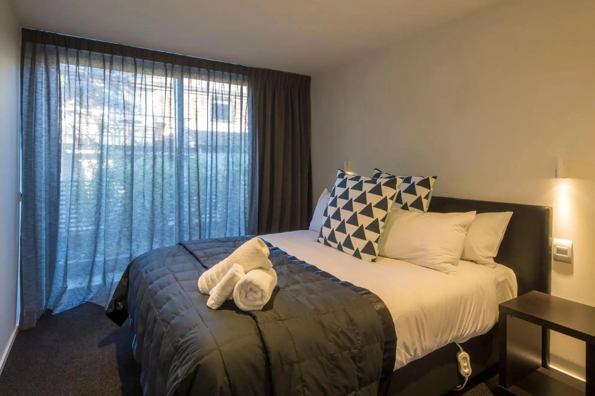 Bed in Central Queenstown Melbourne St Apartment