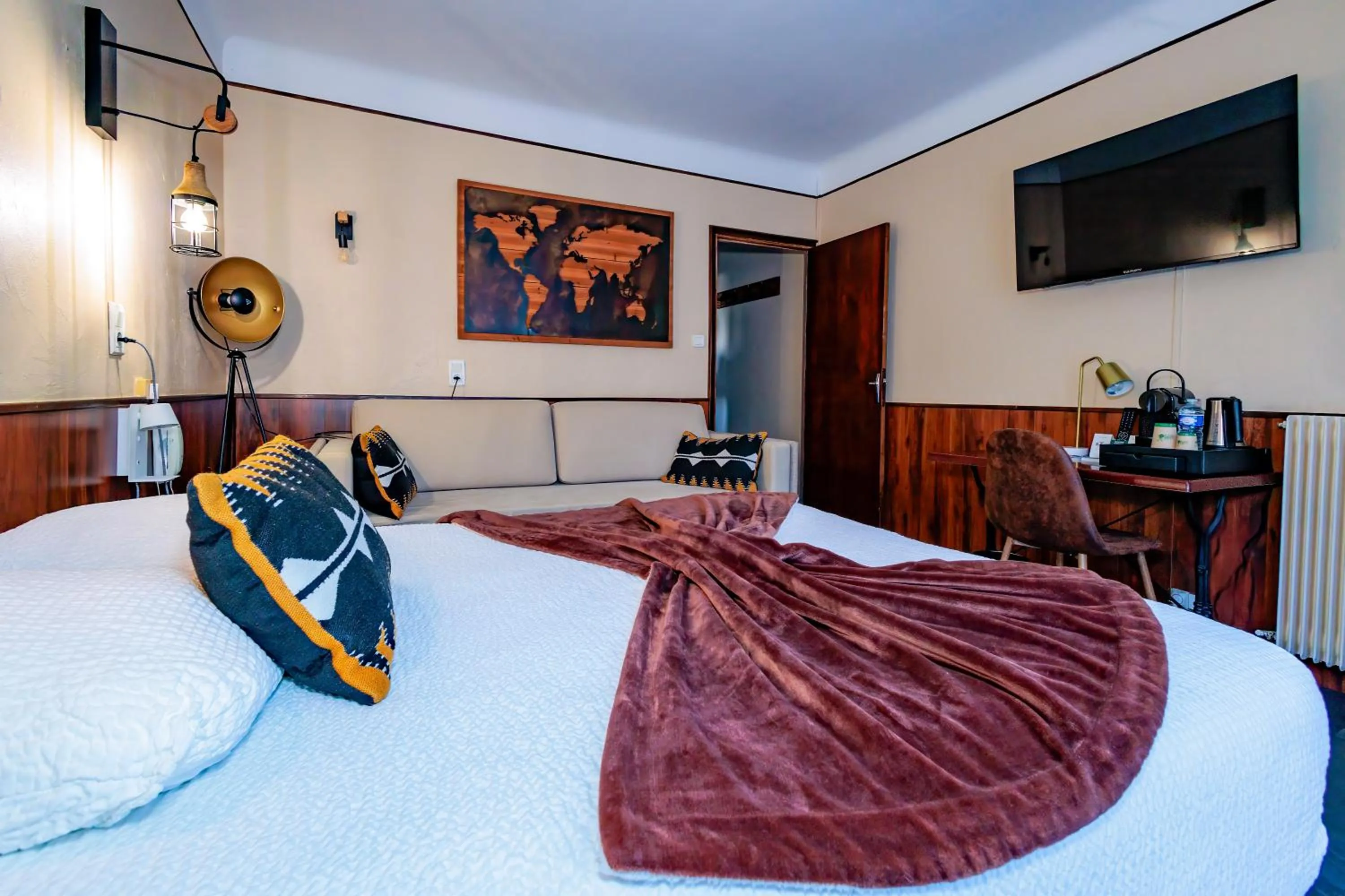 Bed in Logis Central Hôtel - Restaurant & Spa