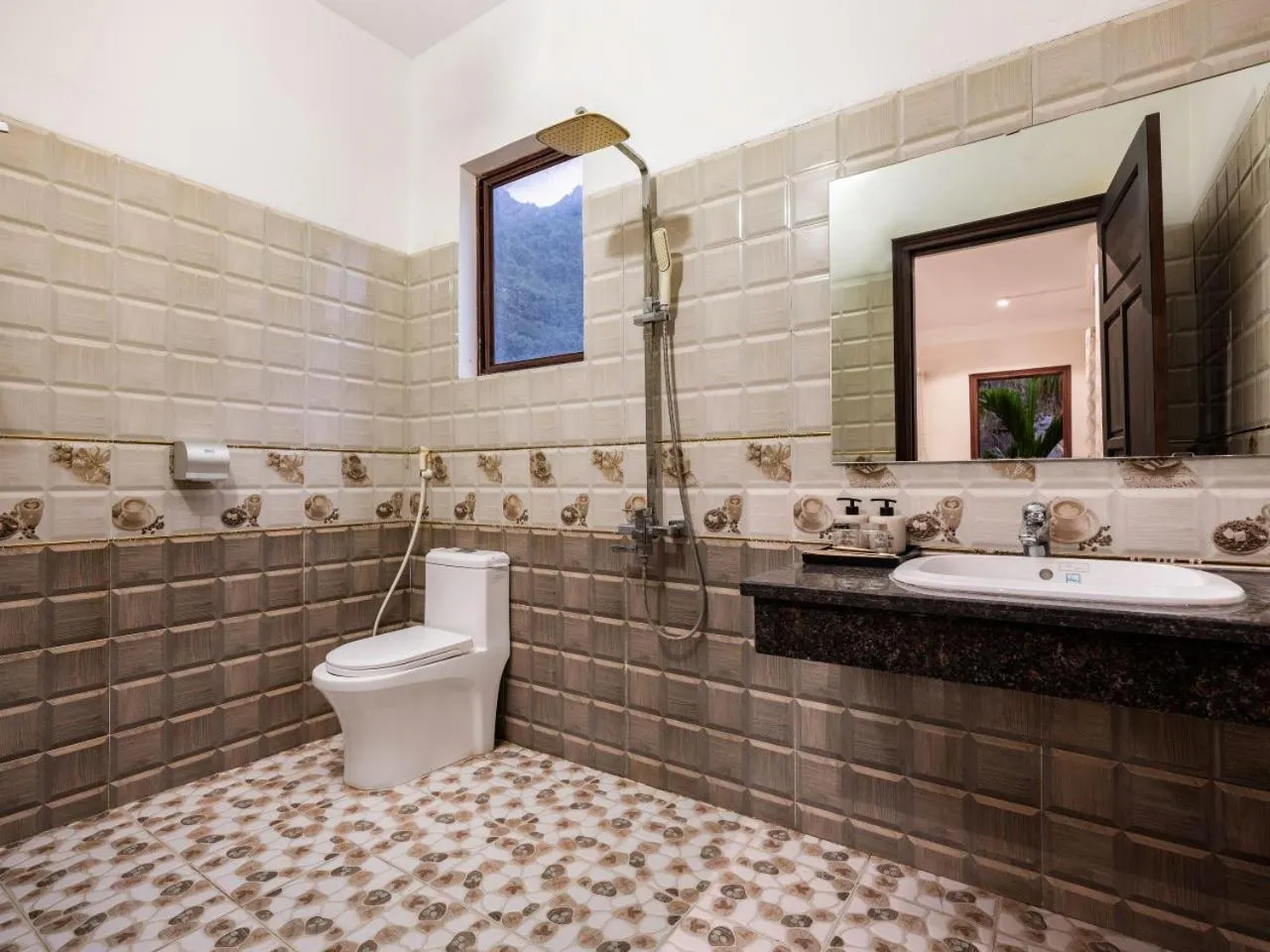 Shower in Trang An Heritage Garden