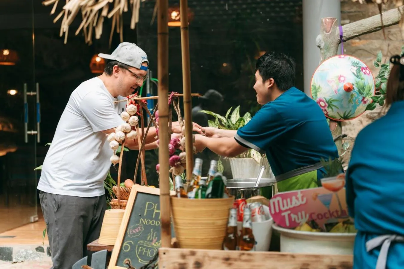 Guests in Trang An Heritage Garden